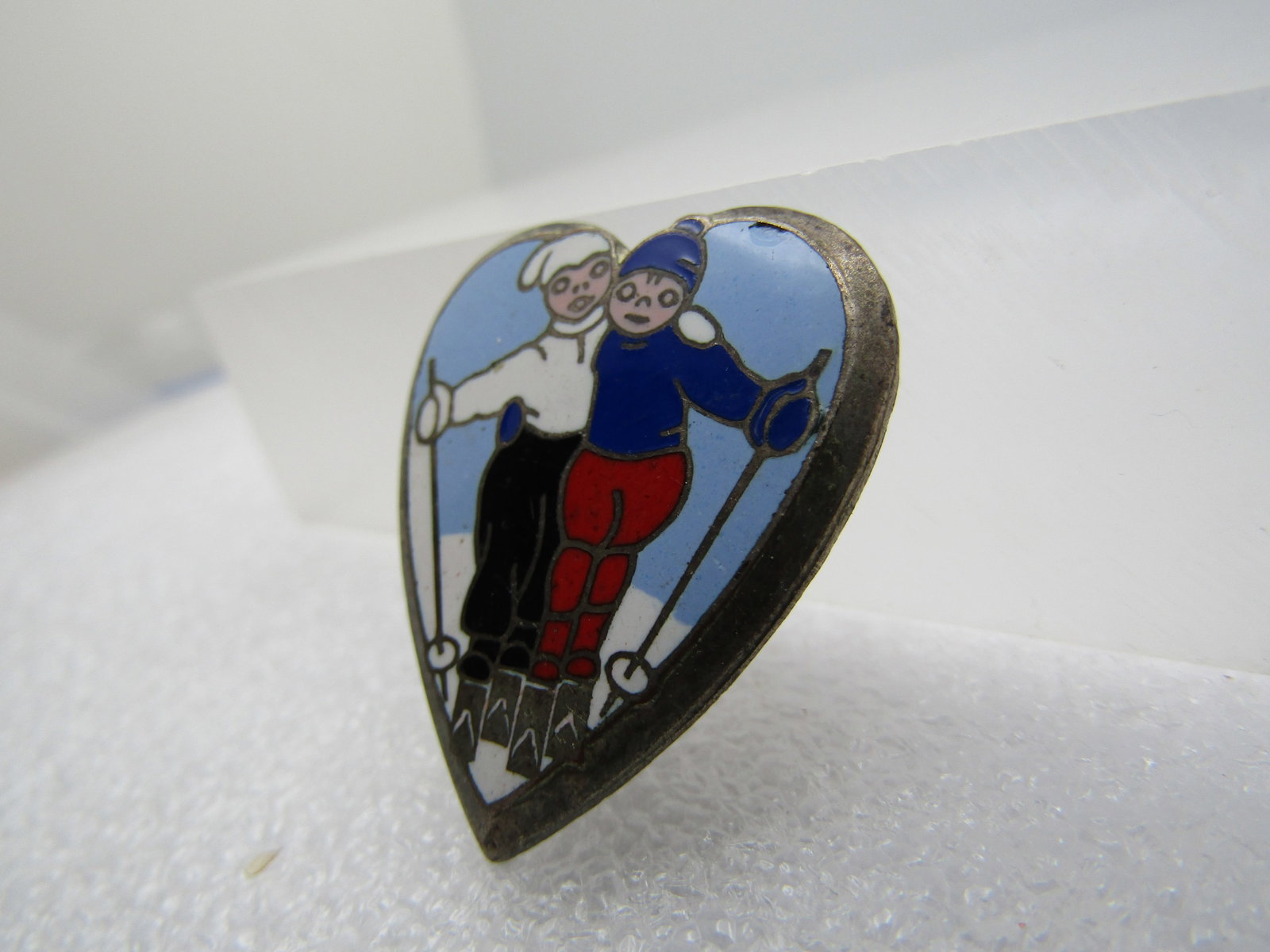 Vintage Enameled Skiing Couple Heart Brooch, 1940's-1950's - 2