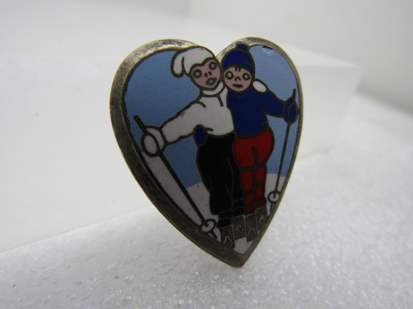 Vintage Enameled Skiing Couple Heart Brooch, 1940's-1950's - 3