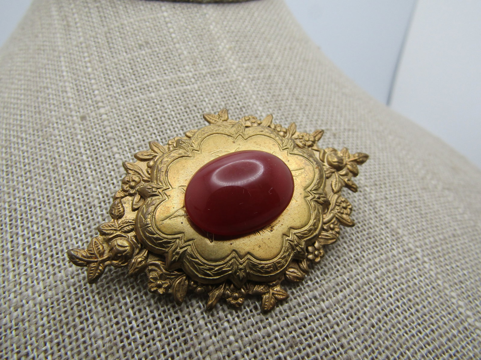 Vintage Victorian Themed Brooch, Carnelian Colored Stone, 1940's-1950's - 2