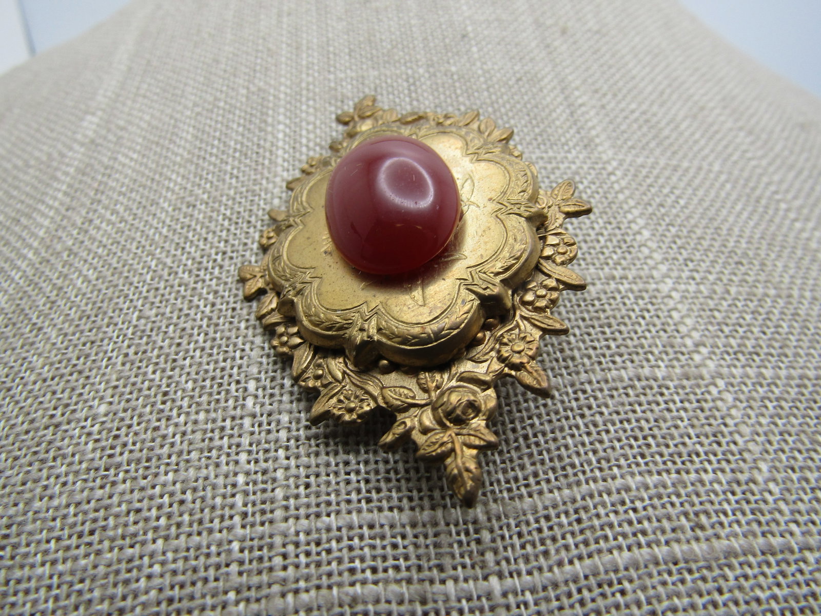Vintage Victorian Themed Brooch, Carnelian Colored Stone, 1940's-1950's - 4
