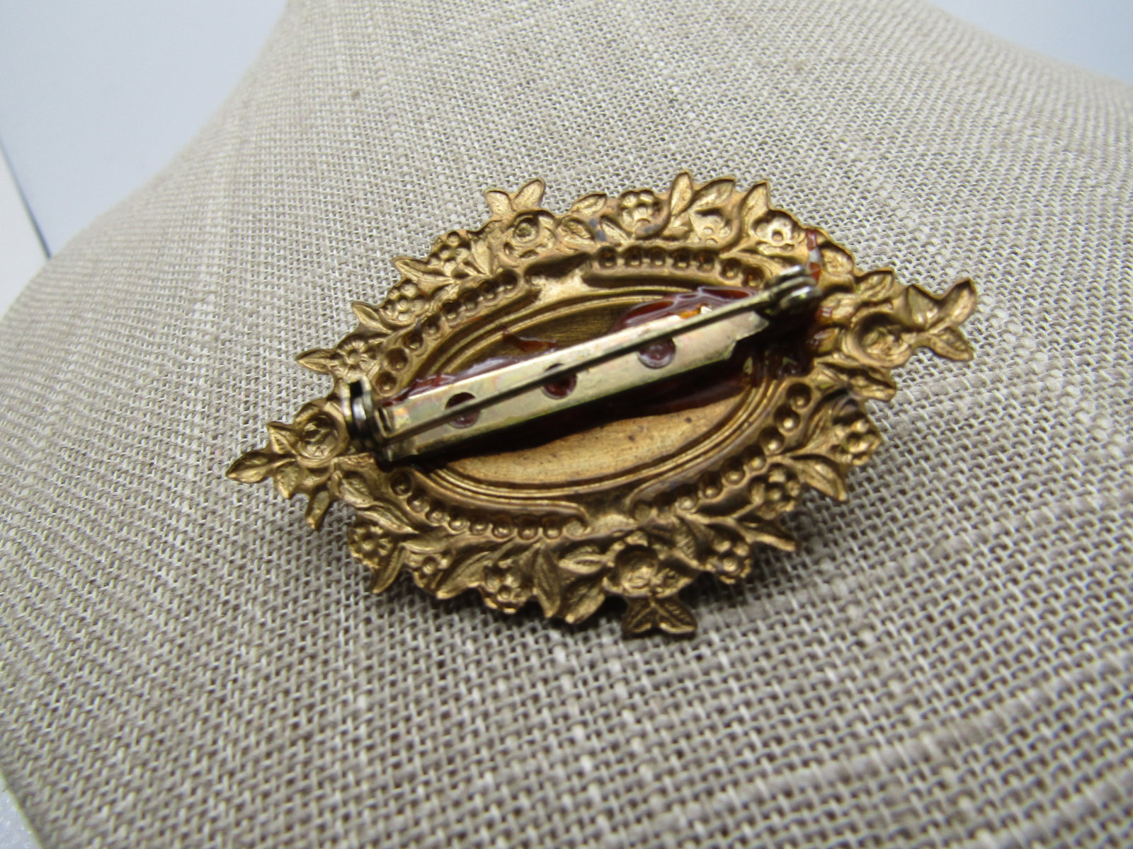 Vintage Victorian Themed Brooch, Carnelian Colored Stone, 1940's-1950's - 5