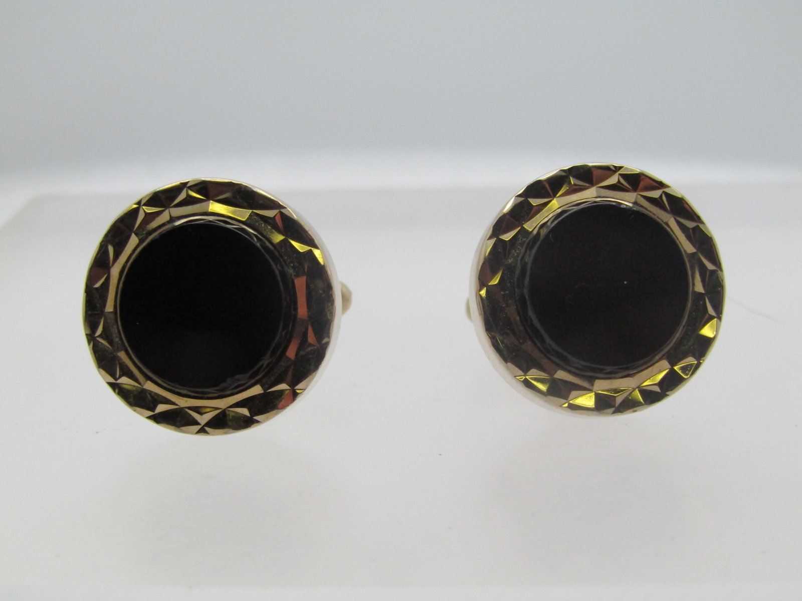 Vintage Hickok Black Cufflinks, Diamond Cut, 1960's-1970's: Title: Vintage Hickok Black Cufflinks, Diamond Cut, 1960's-1970's Description: Vintage Hickok Black Cufflinks, Diamond Cut, 1960's-1970's. Gold tone with a diamond cut style frame around a 13.5mm blac