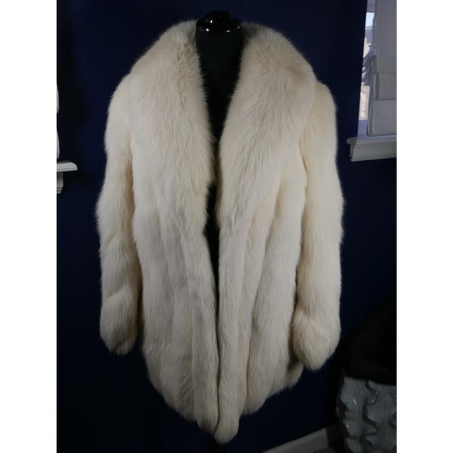 Gorgeous Pearl Fox Fur Coat Jacket Great for Wedding!: Here is a Gorgeous Ivory Pearl Fox fur coat. It is in excellent condition, no damage at all. Fur is buttery soft, supple & fluffy. It has spiral sleeves! a little yellowing at the inside of the