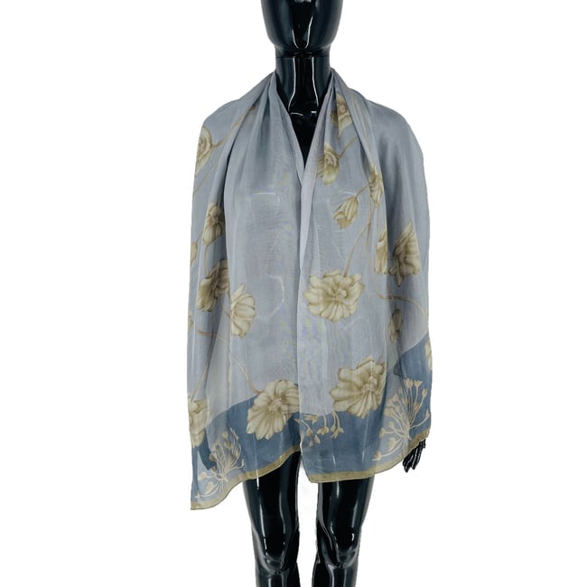 Aquascutum Blue Floral 100% Silk Scarf: Title:Aquascutum Blue Floral 100% Silk Scarf Brand:Aquascutum Date/Period:Modern Materials:100% Silk Size:One Size Description:Aquascutum Blue Floral 100% Silk Scarf Reserve: $50.00 Shipping: Domestic