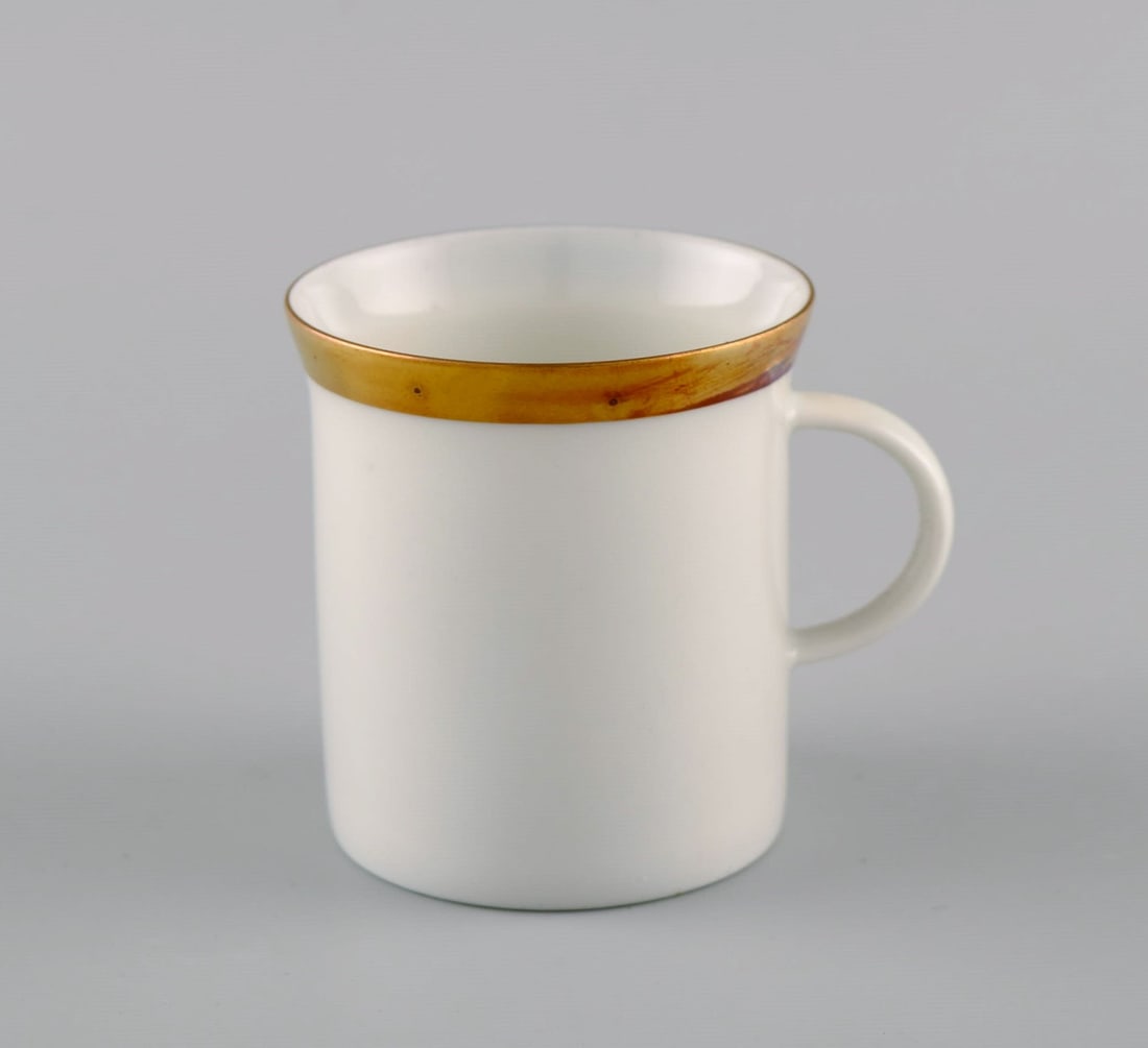 Six Rosenthal Berlin coffee cups in porcelain with gold edge. Mid-20th century. - 3