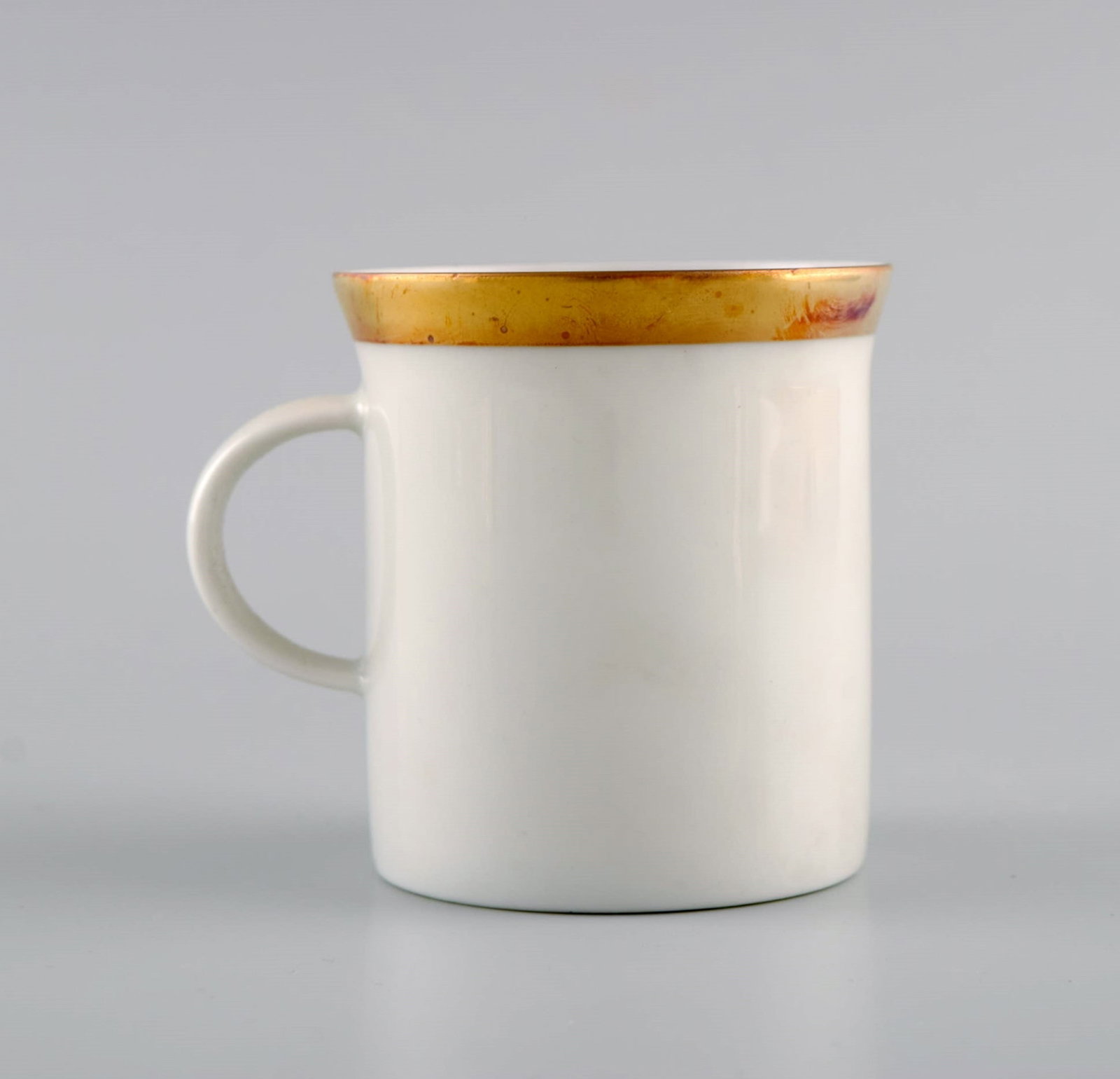 Six Rosenthal Berlin coffee cups in porcelain with gold edge. Mid-20th century. - 4