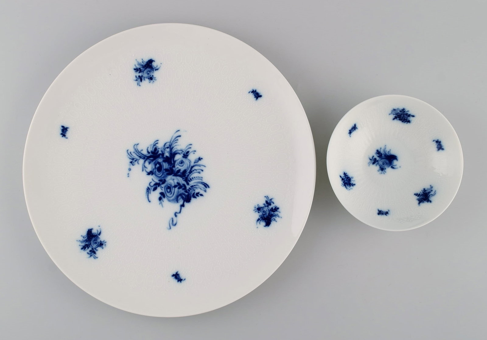 Bjorn Wiinblad for Rosenthal. Romanze Blue Flower bowl and large dish. 1960s.: Title: Bjorn Wiinblad for Rosenthal. Romanze Blue Flower bowl and large dish. 1960s. Description: Bjorn Wiinblad for Rosenthal. Romanze Blue Flower bowl and large dish. 1960s. Dish diameter: 28 cm. Th