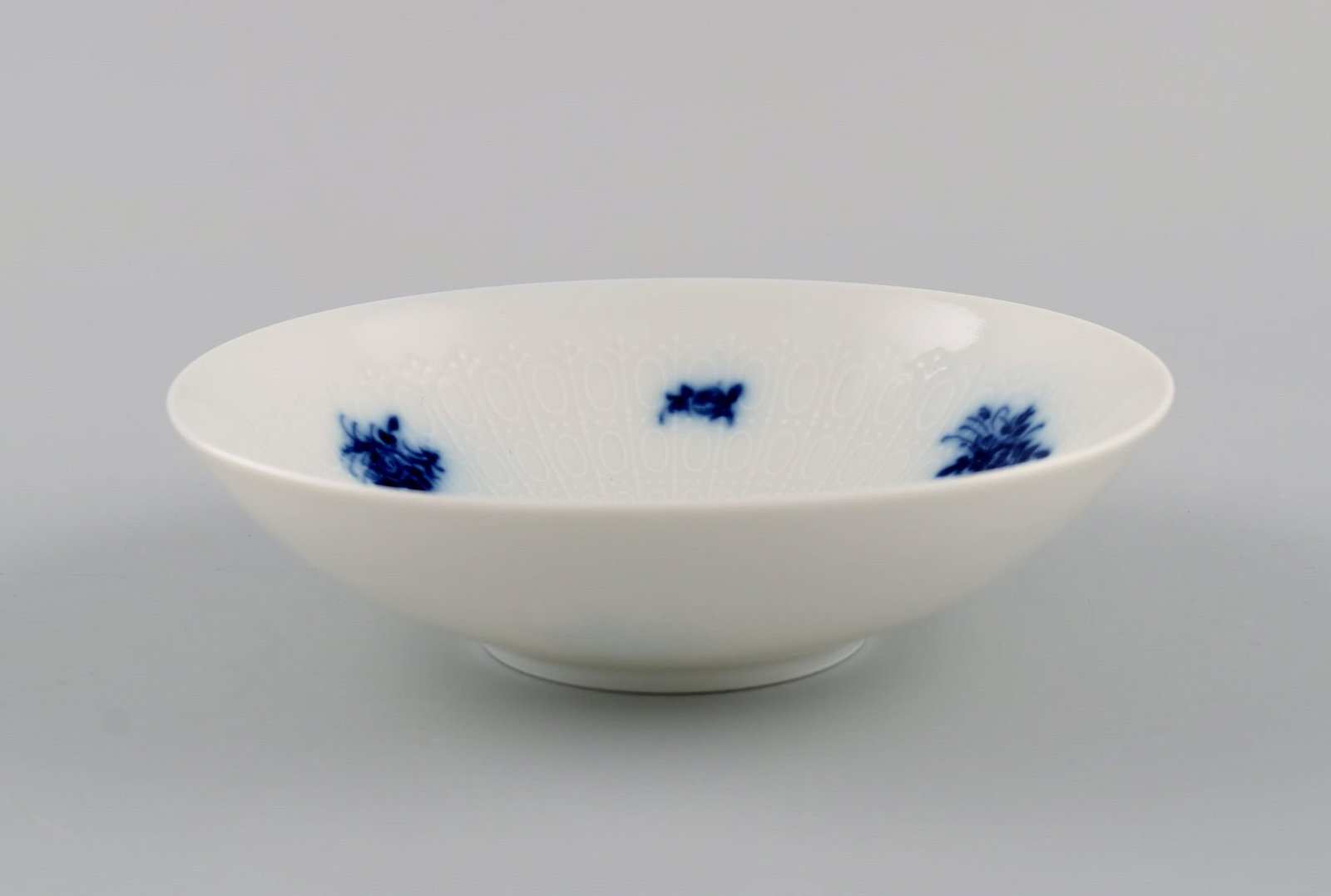 Bjorn Wiinblad for Rosenthal. Romanze Blue Flower bowl and large dish. 1960s. - 5