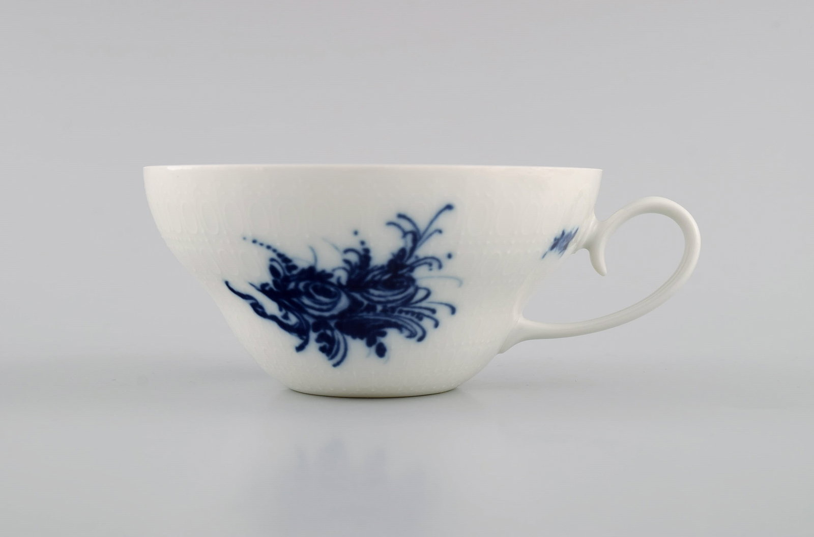 Bjorn Wiinblad for Rosenthal. 11 Romanze Blue Flower teacups with saucers. 1960s. - 4