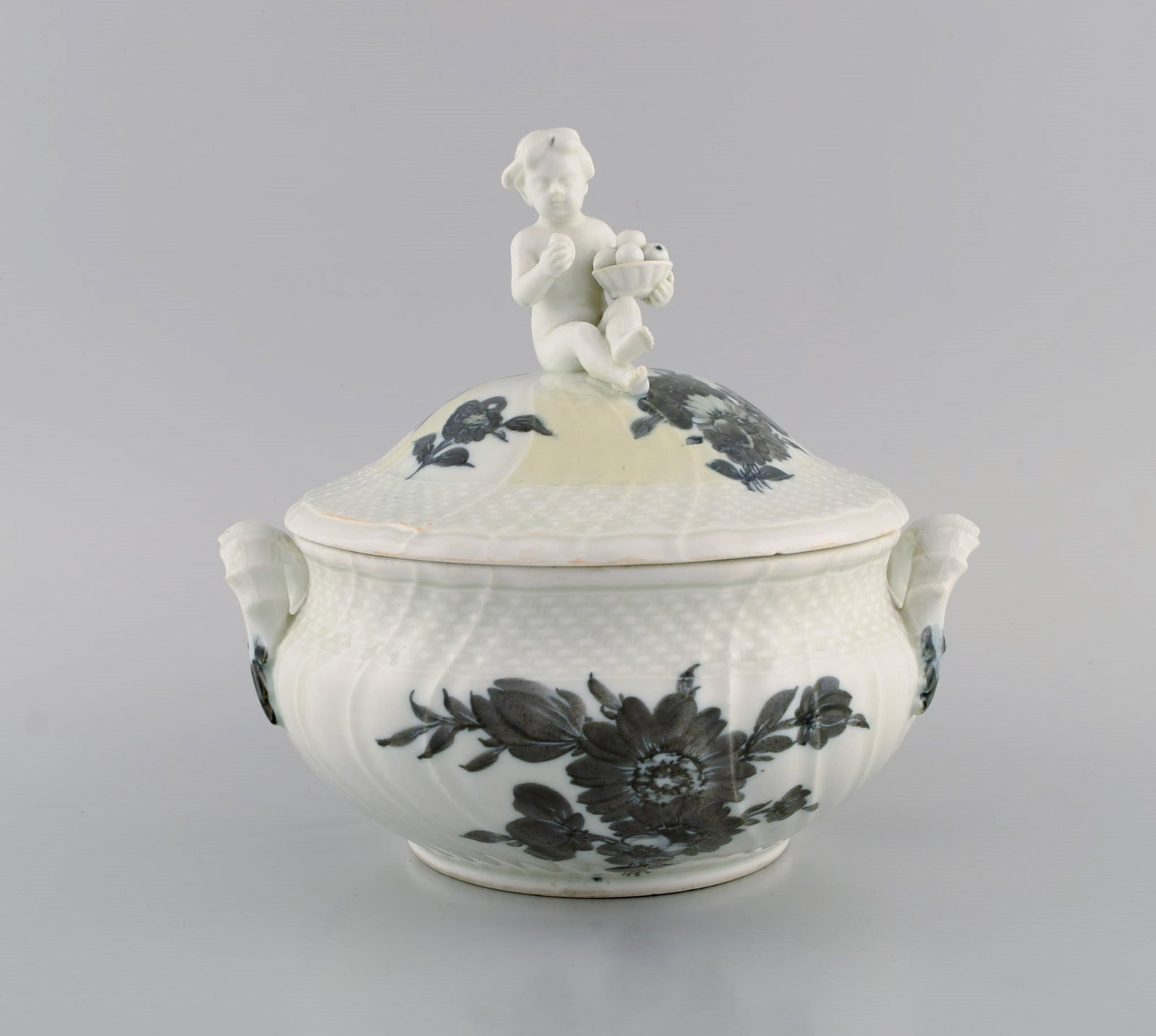 Early Royal Copenhagen Blue Flower Curved lidded tureen in porcelain with hand-painted flowers. Lid: Title: Early Royal Copenhagen Blue Flower Curved lidded tureen in porcelain with hand-painted flowers. Lid modeled with fruit-eating putti. Approx. 1820 Description: Early Royal Copenhagen Blue Flower