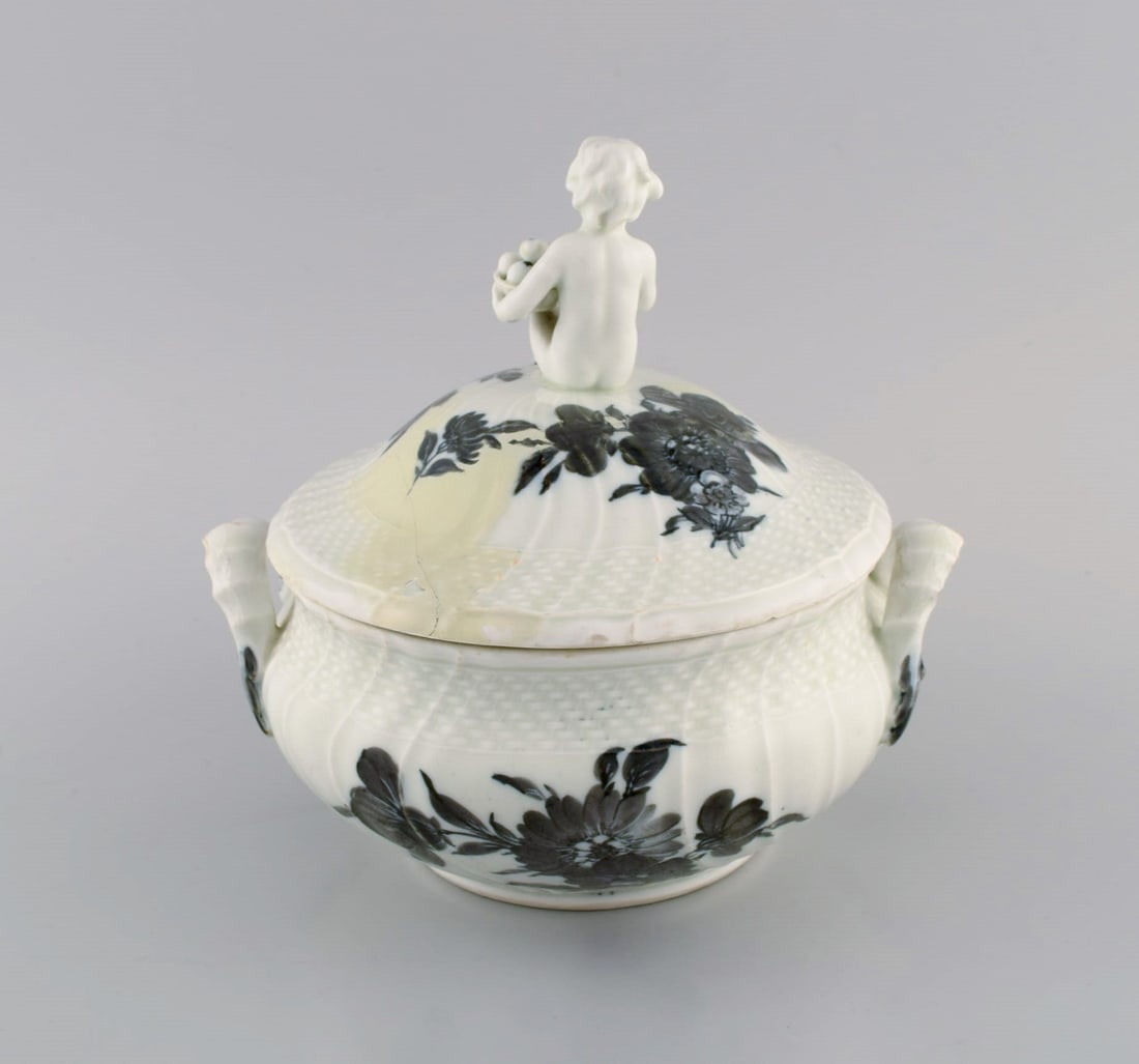 Early Royal Copenhagen Blue Flower Curved lidded tureen in porcelain with hand-painted flowers. Lid - 3