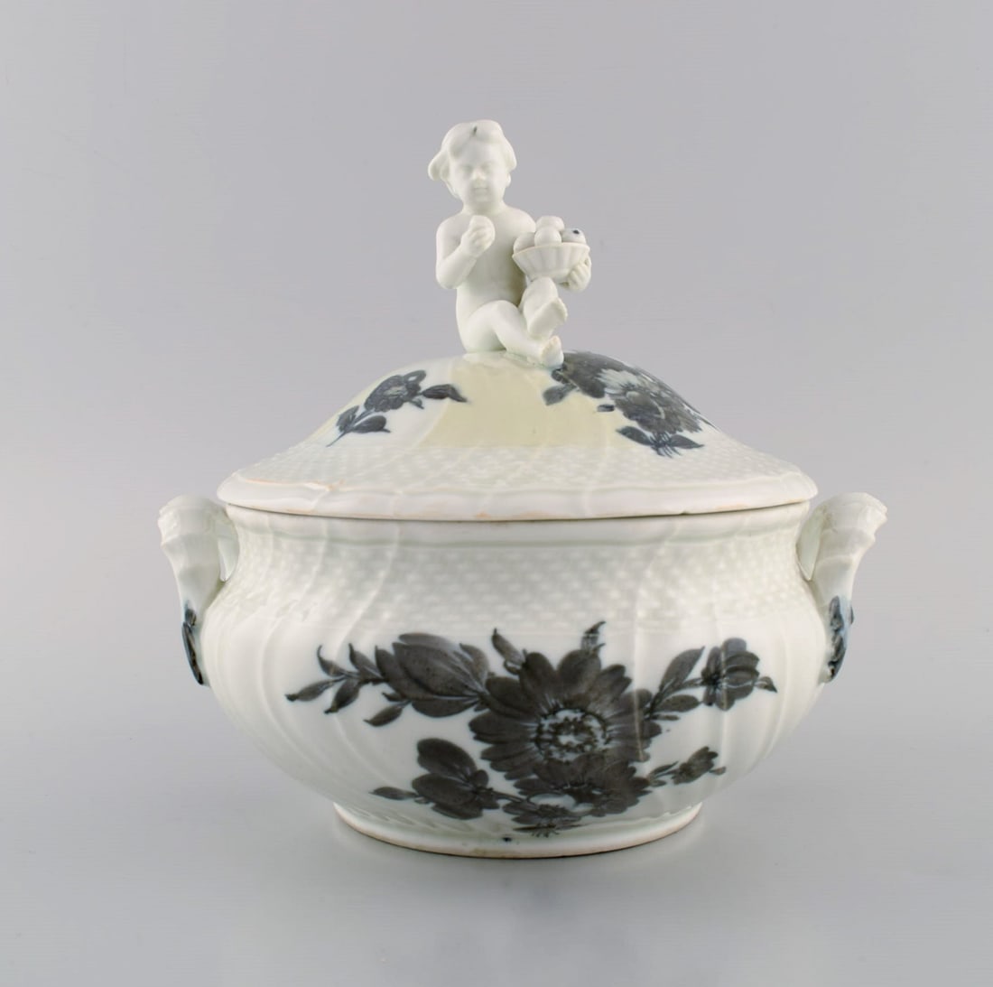 Early Royal Copenhagen Blue Flower Curved lidded tureen in porcelain with hand-painted flowers. Lid - 5
