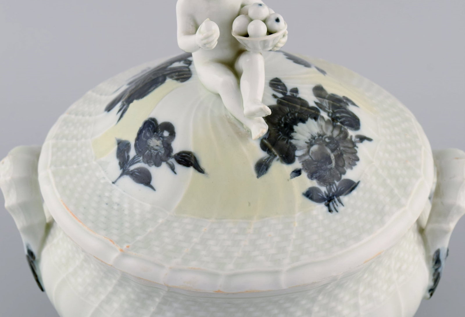 Early Royal Copenhagen Blue Flower Curved lidded tureen in porcelain with hand-painted flowers. Lid - 6
