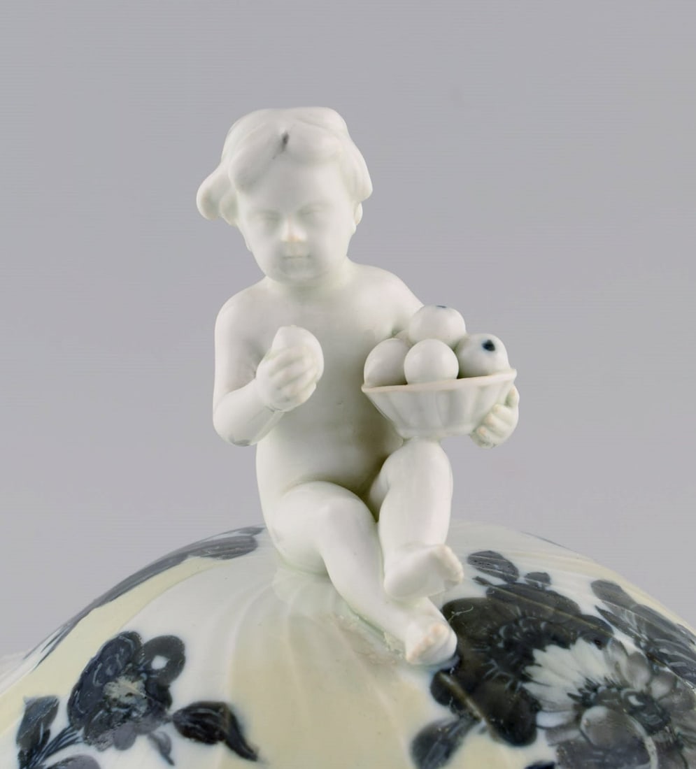 Early Royal Copenhagen Blue Flower Curved lidded tureen in porcelain with hand-painted flowers. Lid - 8