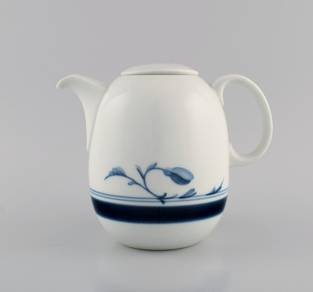 Bing & Grondahl Corinth coffee pot. 1970s. Model number 301. (1 of 6)