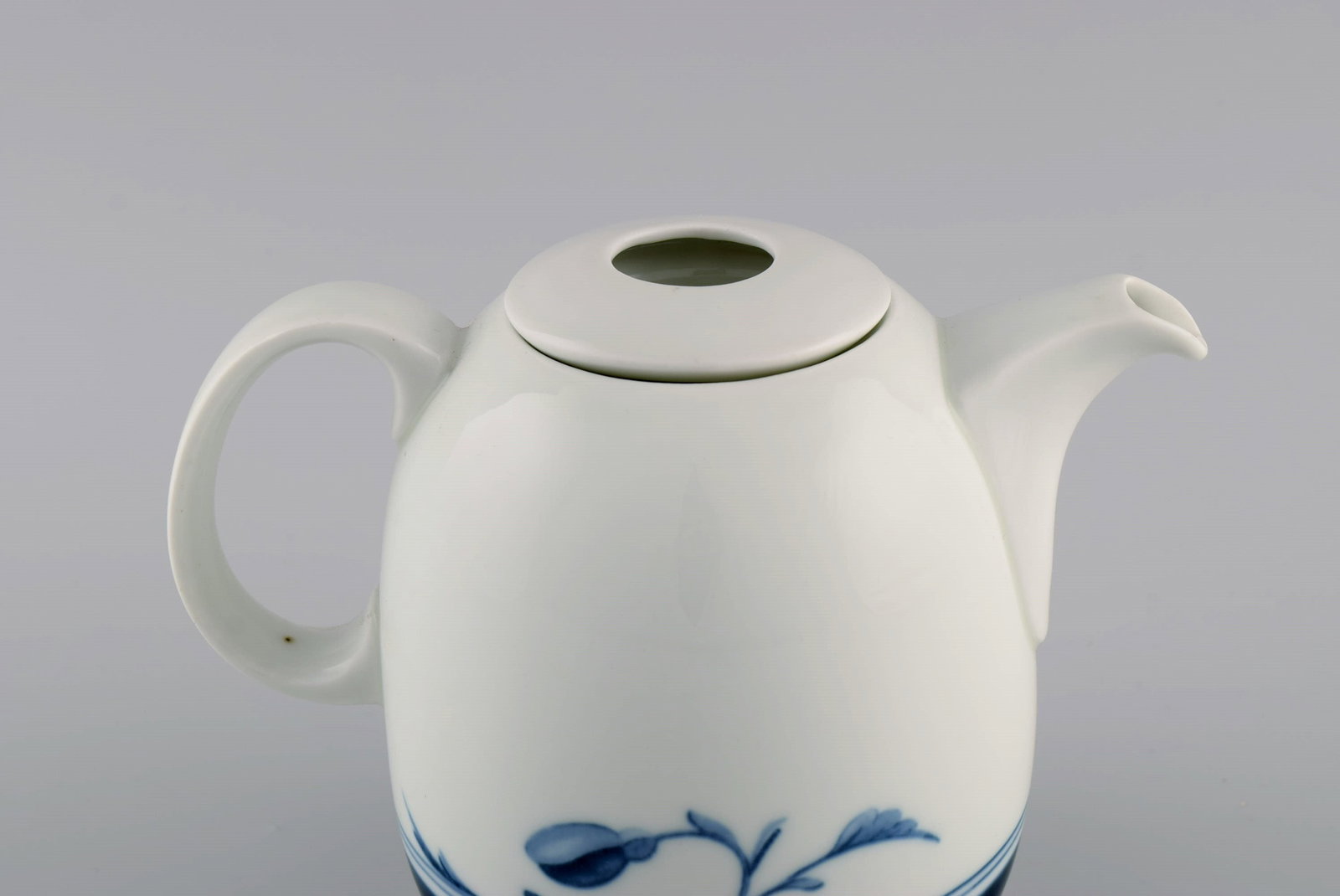 Bing & Grondahl Corinth coffee pot. 1970s. Model number 301. - 4