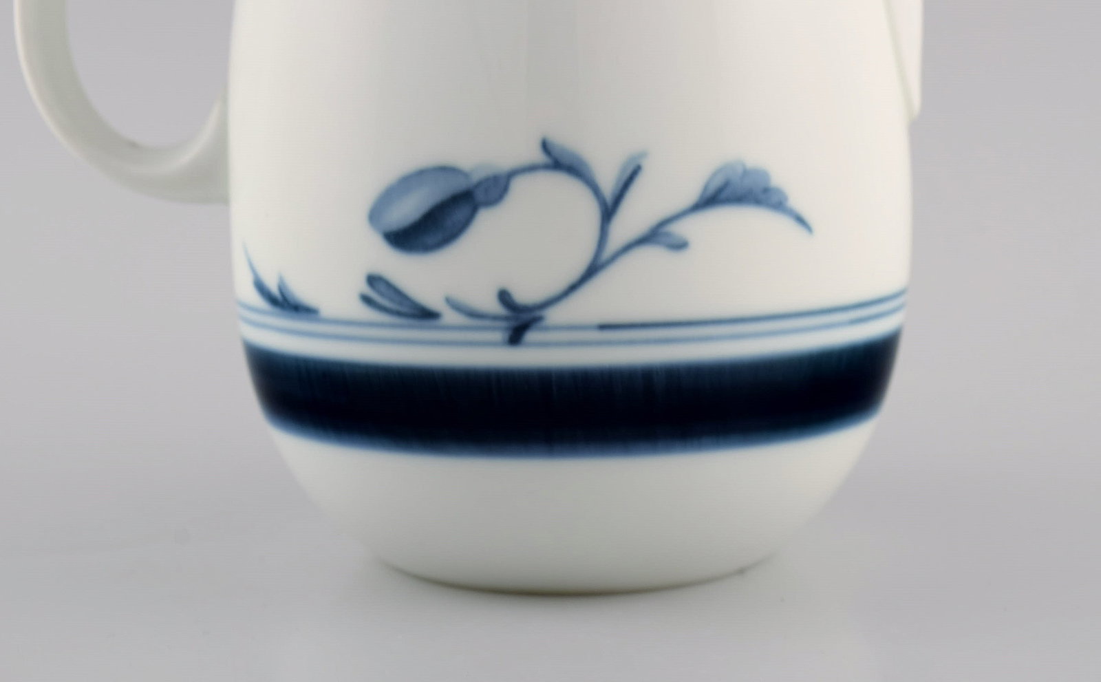 Bing & Grondahl Corinth coffee pot. 1970s. Model number 301. - 5