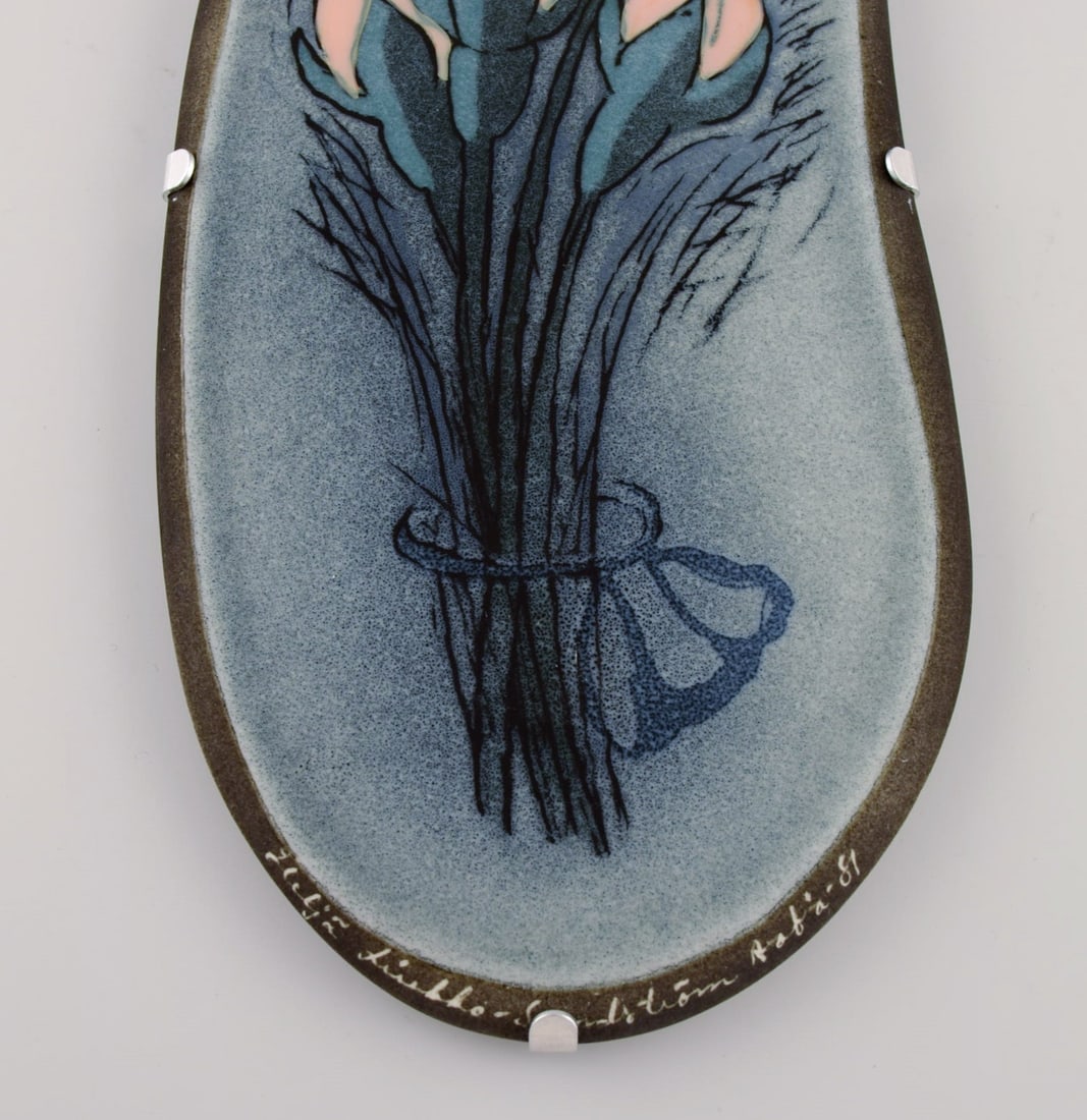 Helja Liukko-Sundstrom (b. 1938) for Arabia. Glazed faience wall plaque with hand-painted flowers. - 4