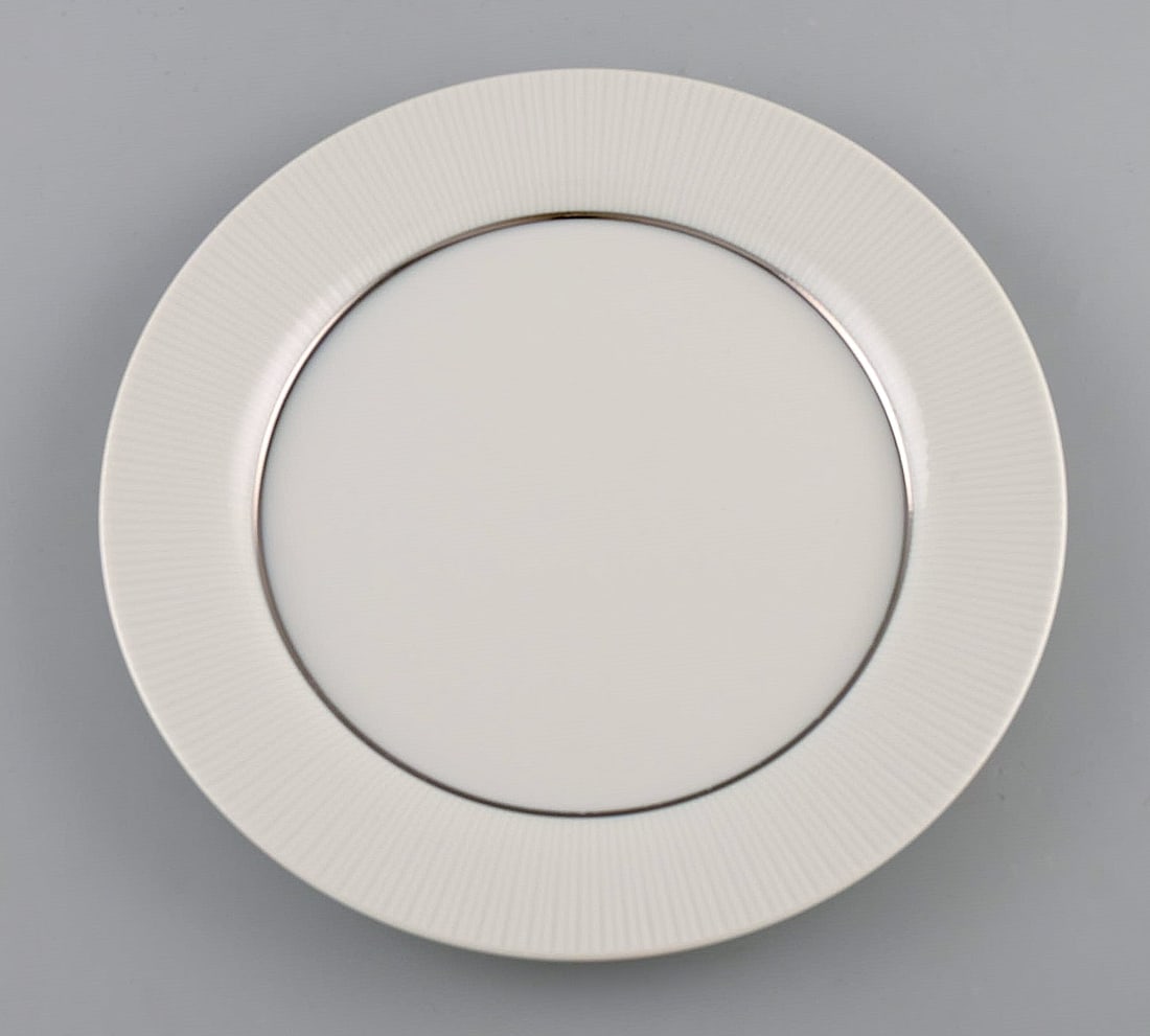 Tapio Wirkkala for Rosenthal. Eight rare Modulation lunch plates in porcelain with fluted rim. - 4