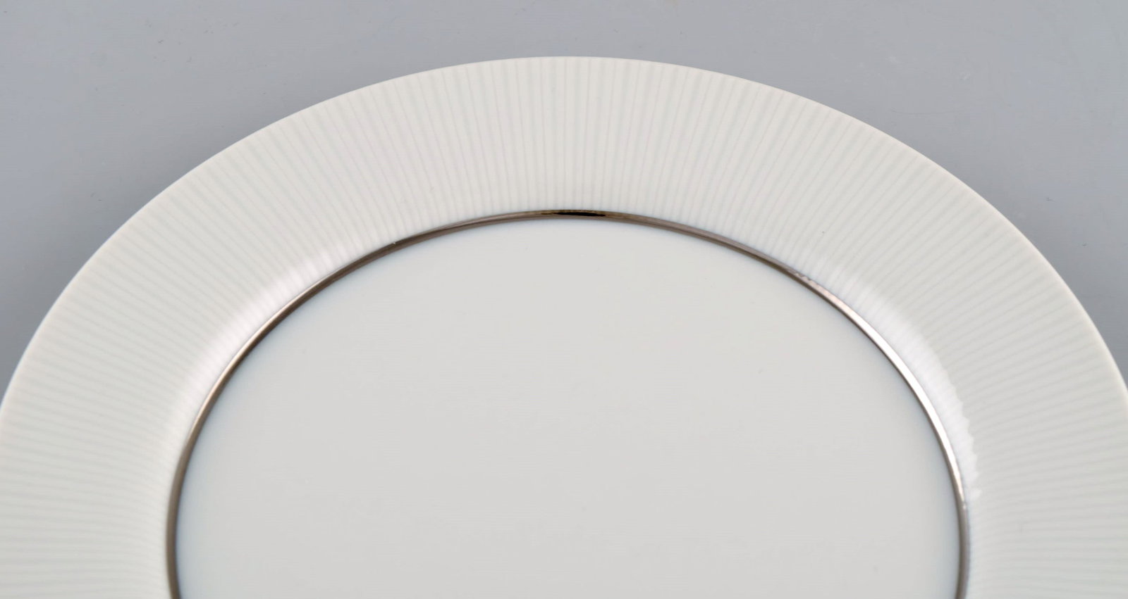 Tapio Wirkkala for Rosenthal. Eight rare Modulation lunch plates in porcelain with fluted rim. - 5
