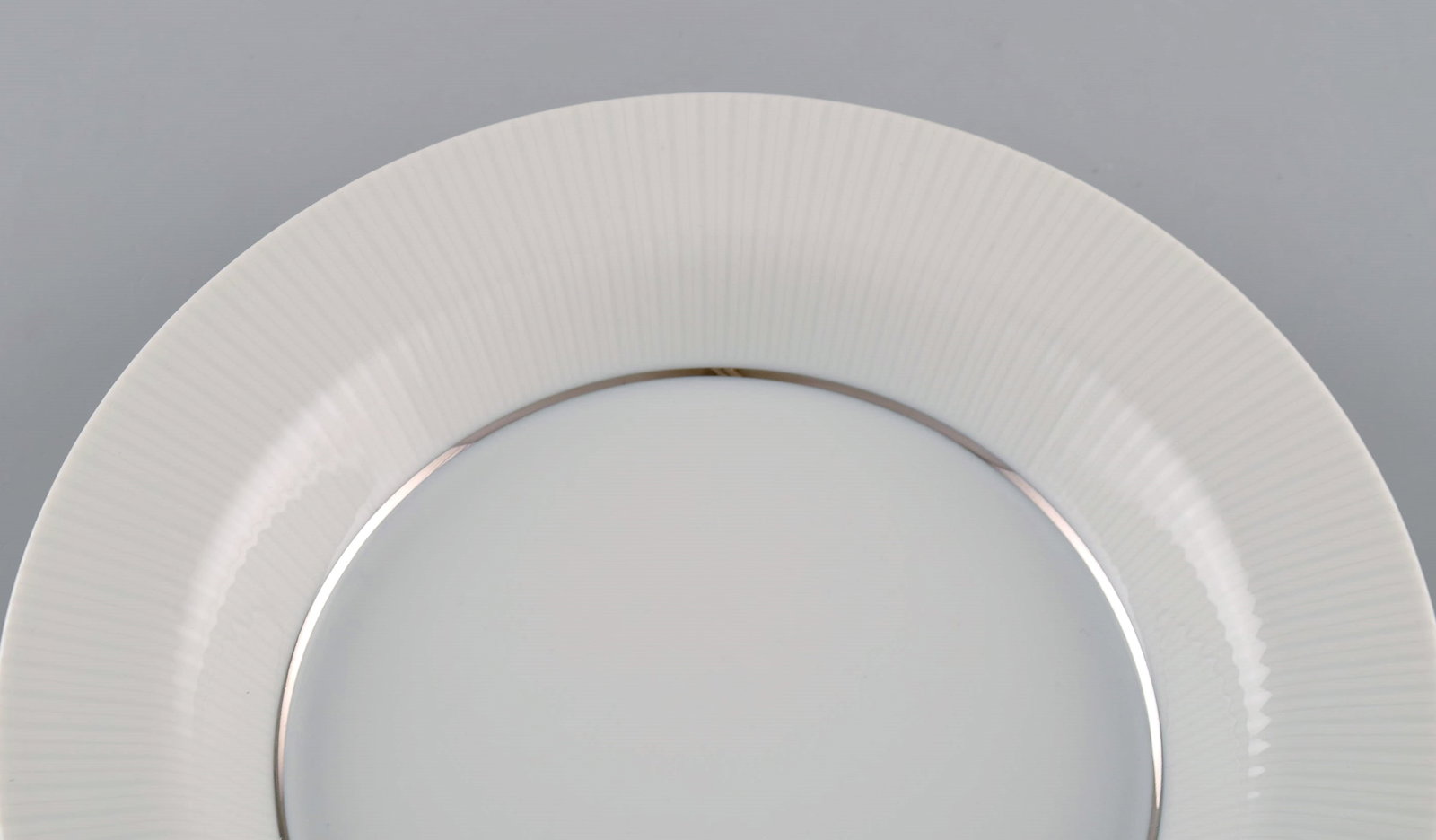 Tapio Wirkkala for Rosenthal. Eight rare Modulation deep plates in porcelain with fluted rim. - 4
