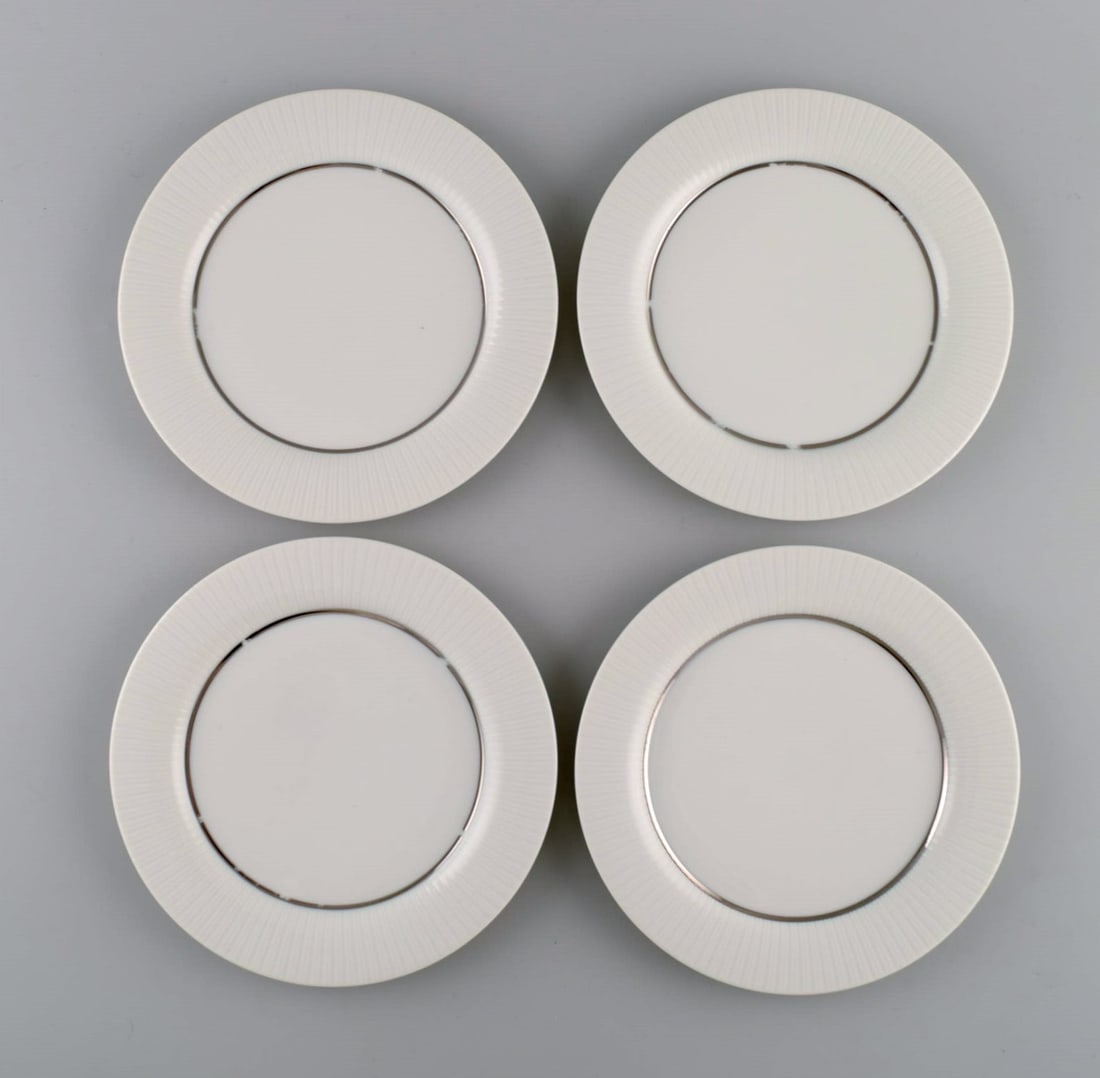 Tapio Wirkkala for Rosenthal. Eight rare Modulation plates in porcelain with fluted rim. Platinum - 3