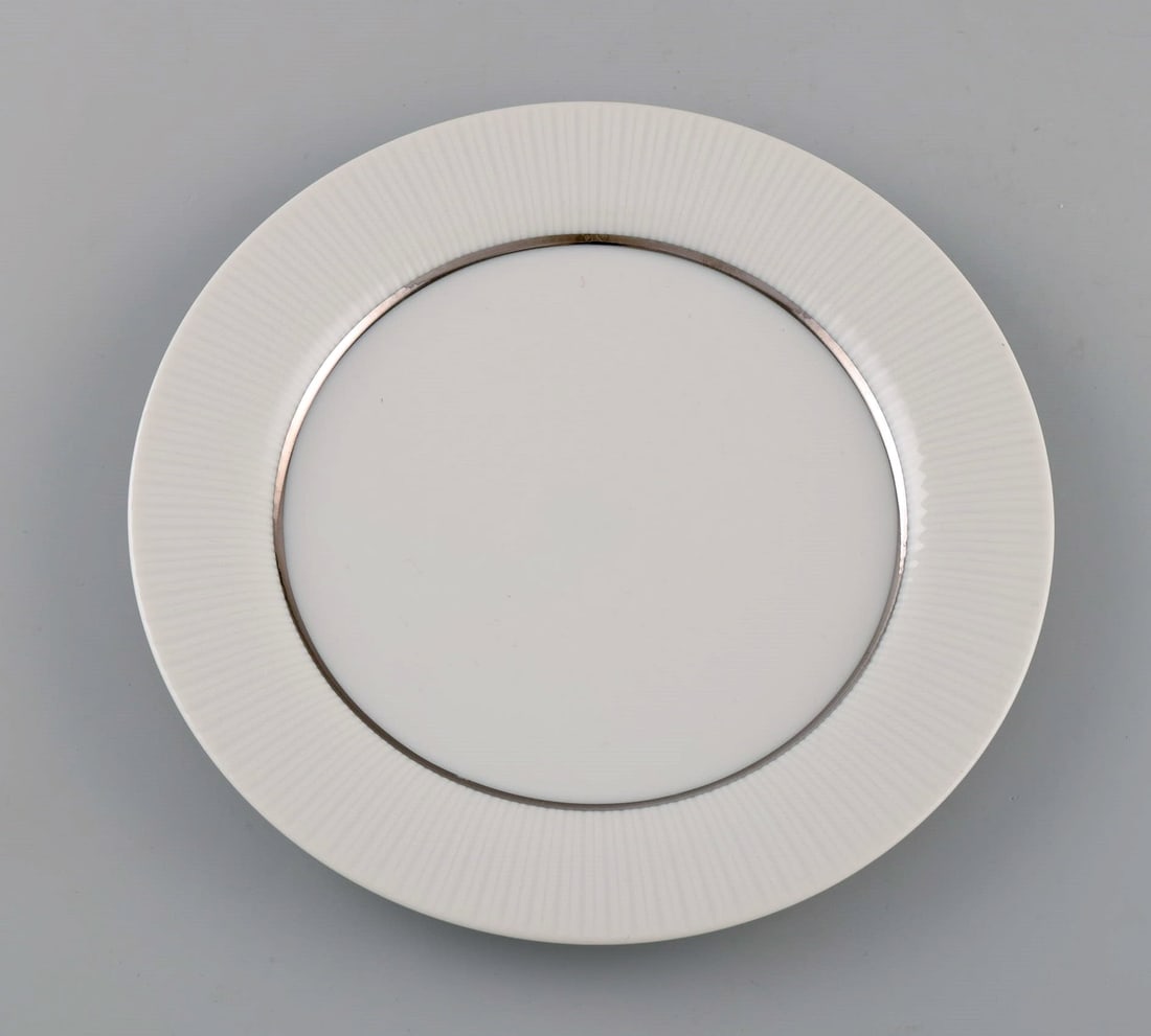 Tapio Wirkkala for Rosenthal. Eight rare Modulation plates in porcelain with fluted rim. Platinum - 4
