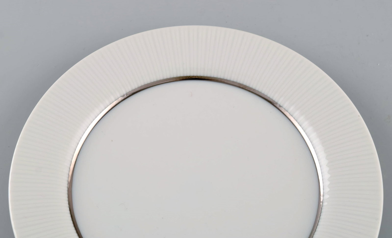 Tapio Wirkkala for Rosenthal. Eight rare Modulation plates in porcelain with fluted rim. Platinum - 5
