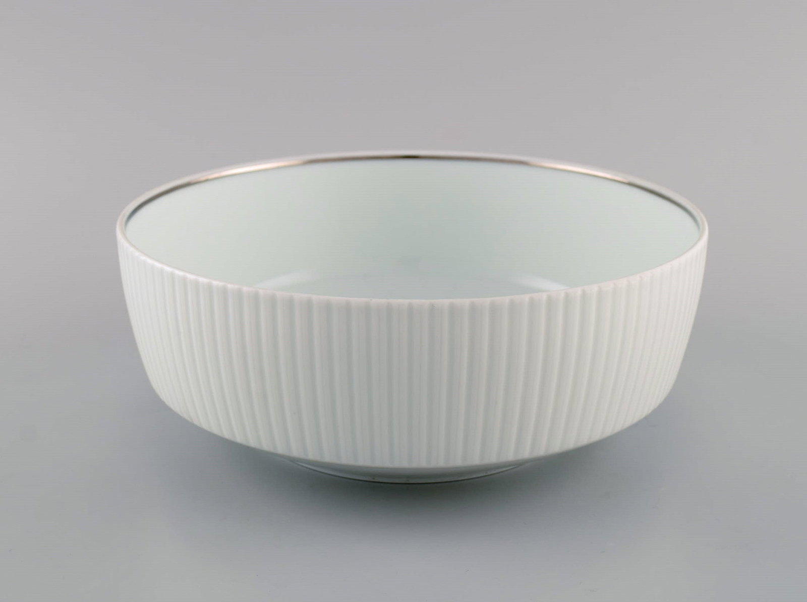 Tapio Wirkkala for Rosenthal. Rare Modulation bowl in fluted porcelain. Platinum Detail. Classic and - 2