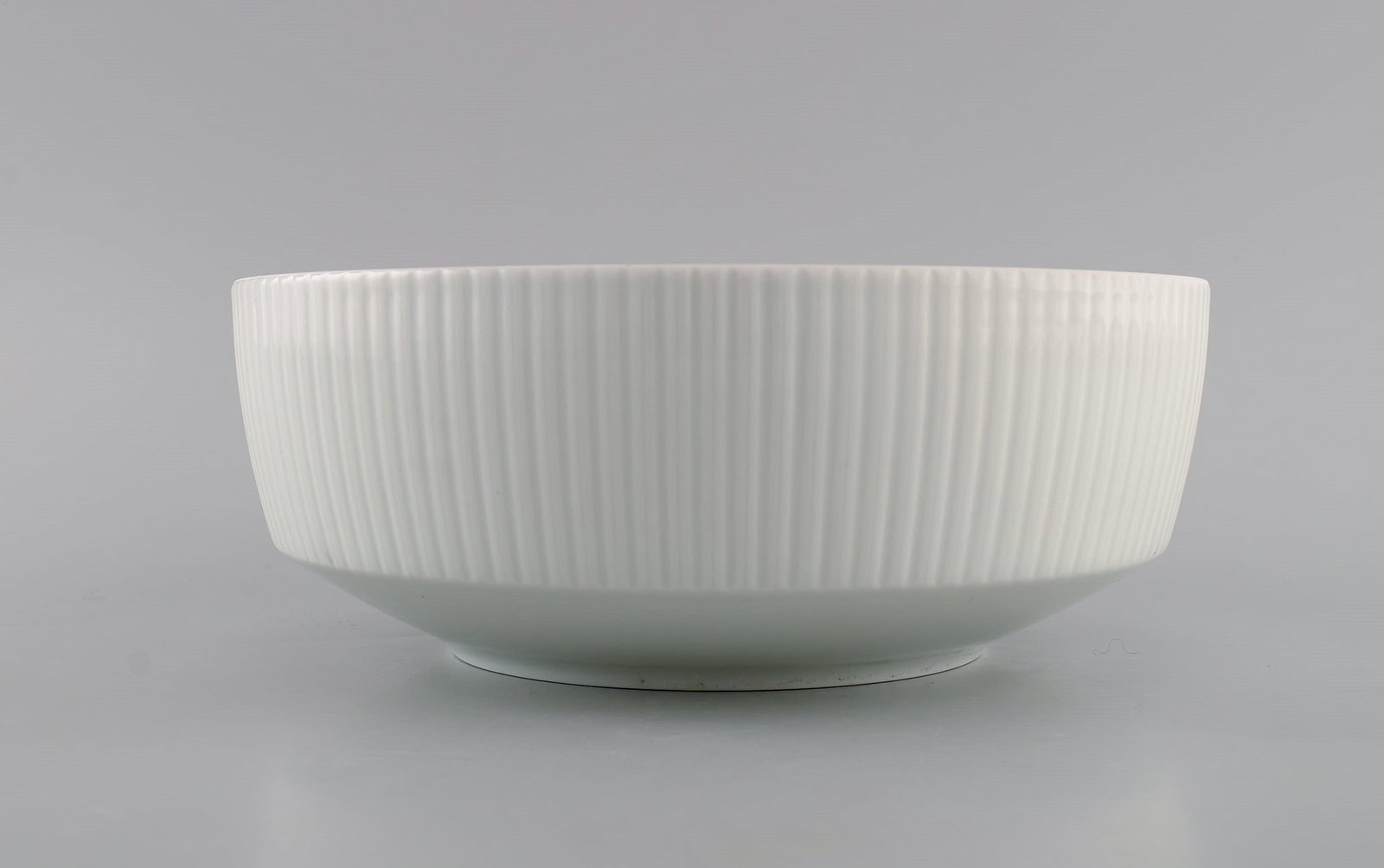 Tapio Wirkkala for Rosenthal. Rare Modulation bowl in fluted porcelain. Platinum Detail. Classic and - 3