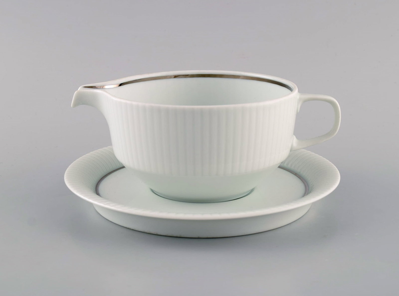 Tapio Wirkkala for Rosenthal. Rare Modulation sauce jug on stand in fluted porcelain. Platinum (1 of 6)