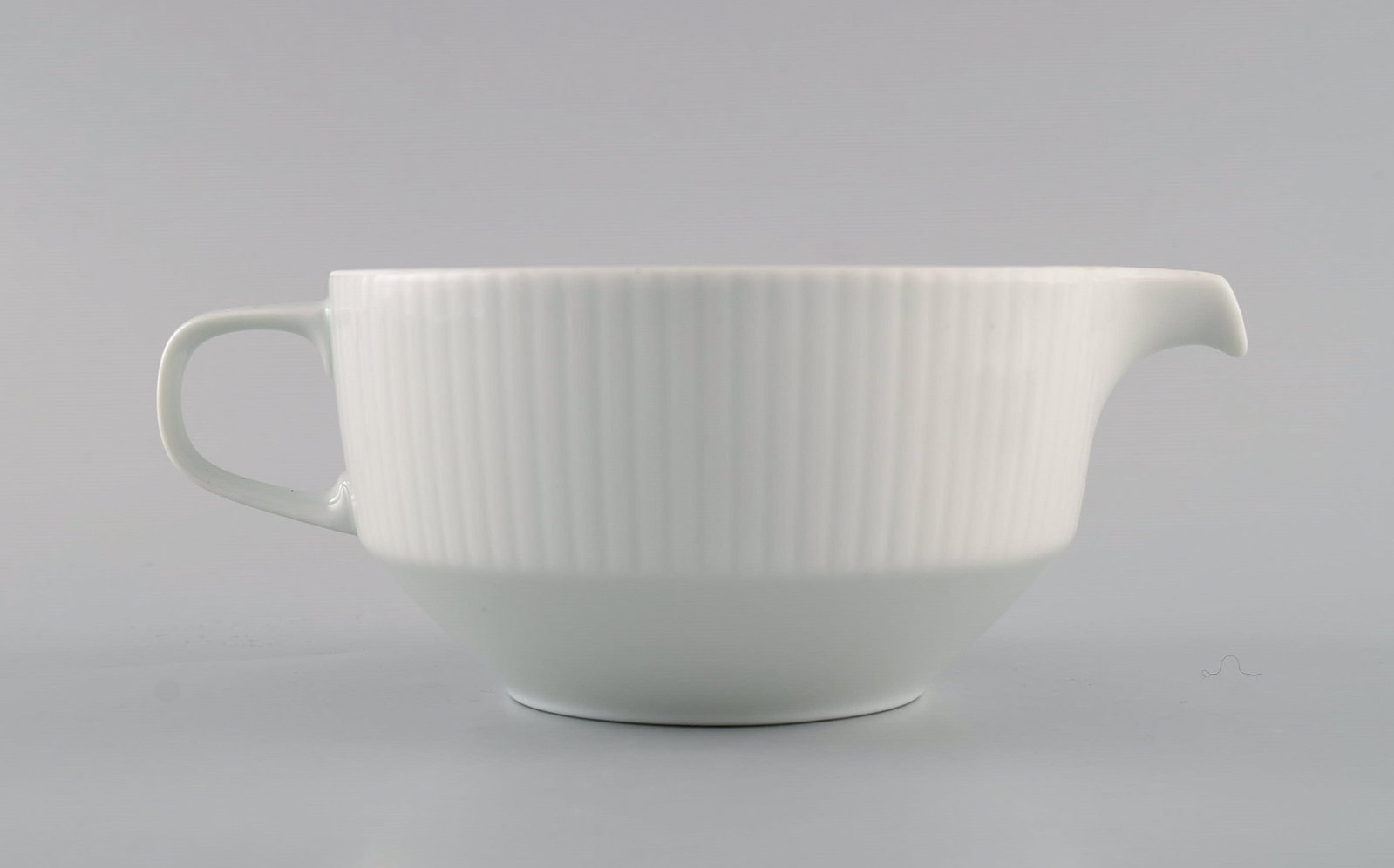 Tapio Wirkkala for Rosenthal. Rare Modulation sauce jug on stand in fluted porcelain. Platinum - 3