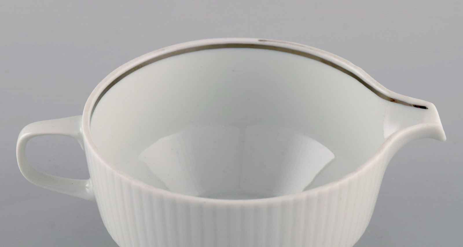 Tapio Wirkkala for Rosenthal. Rare Modulation sauce jug on stand in fluted porcelain. Platinum - 4