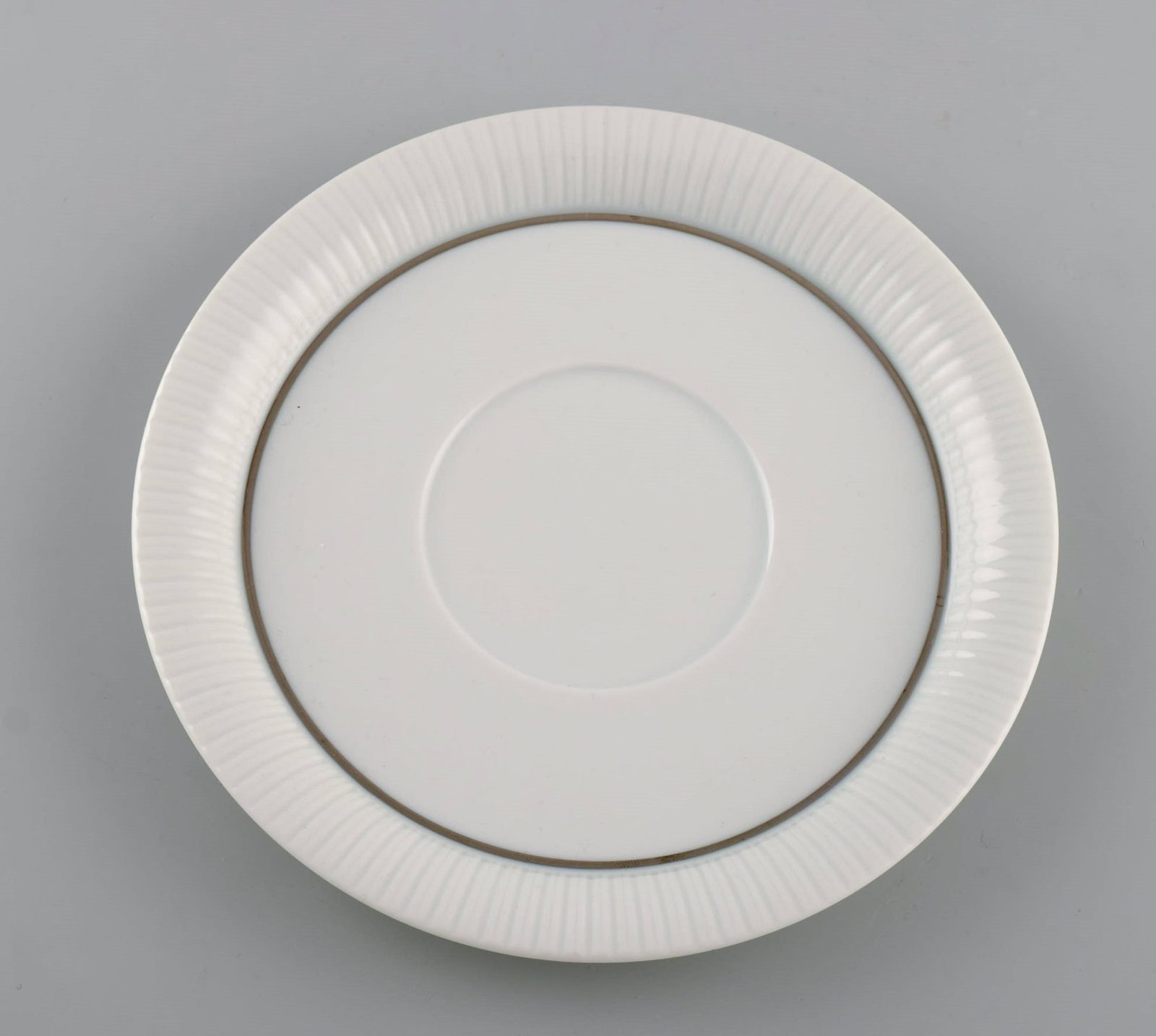 Tapio Wirkkala for Rosenthal. Rare Modulation sauce jug on stand in fluted porcelain. Platinum - 5