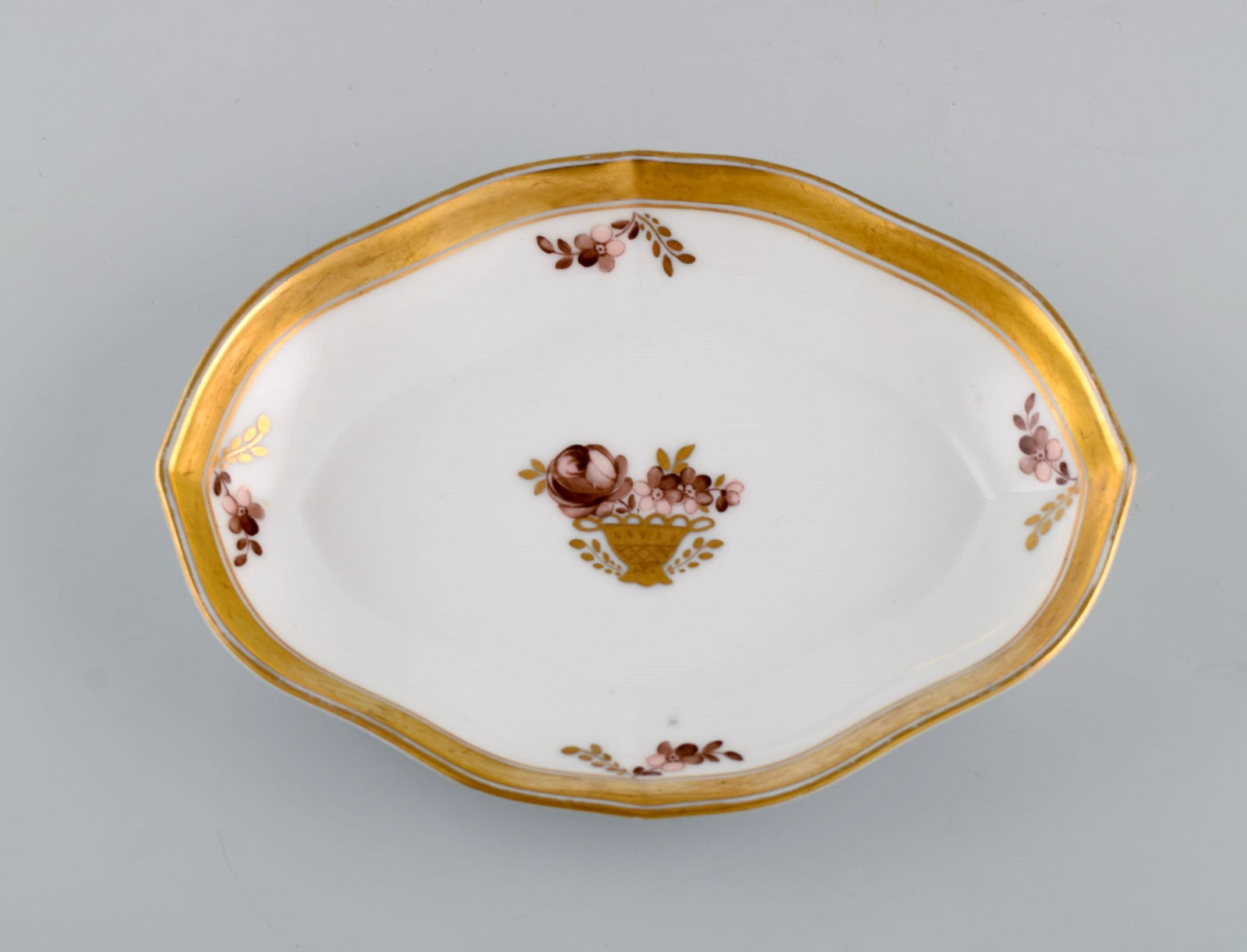 Three Royal Copenhagen Golden Basket dishes in porcelain with flowers and gold decoration. Early - 4