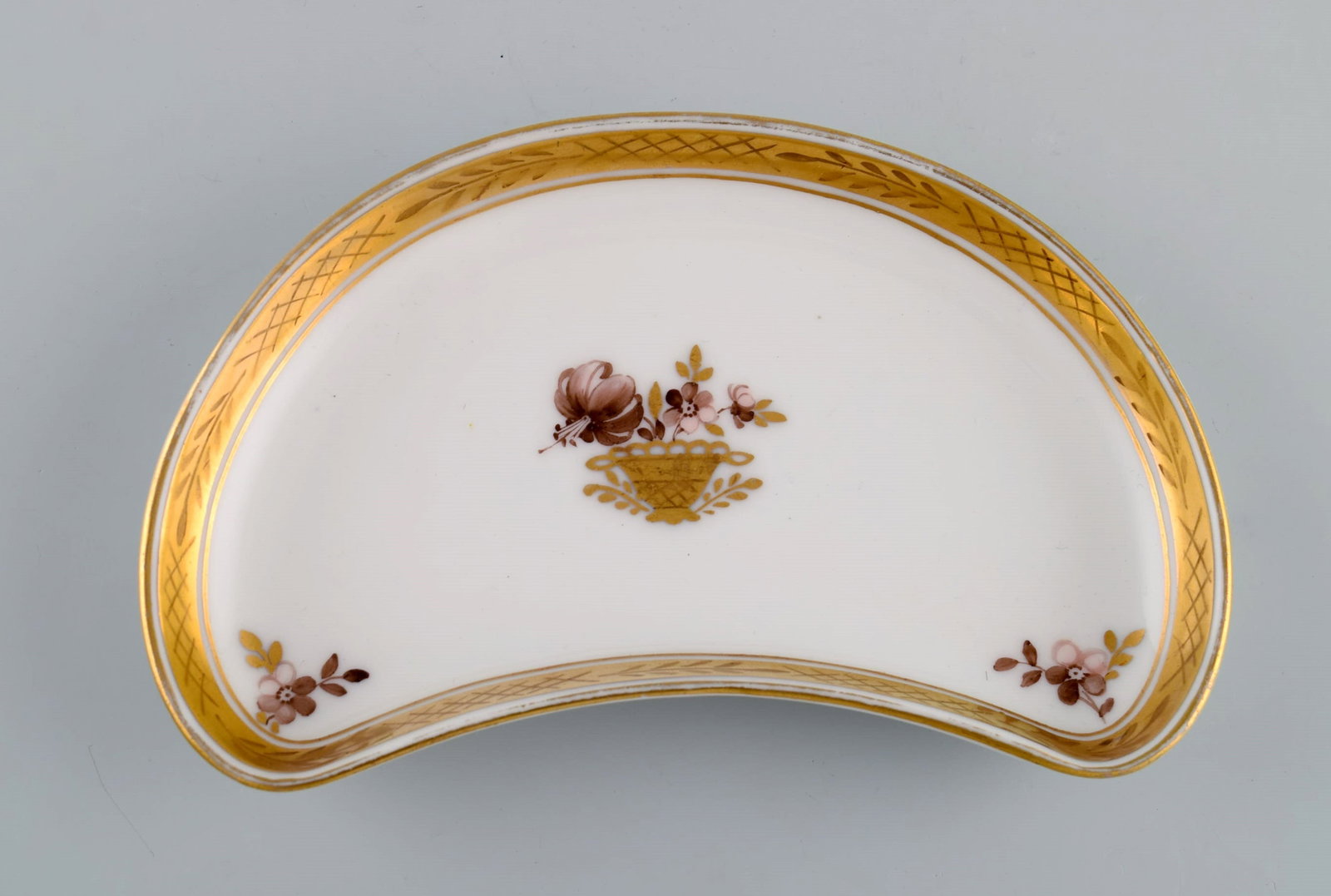 Three Royal Copenhagen Golden Basket dishes in porcelain with flowers and gold decoration. Early - 5
