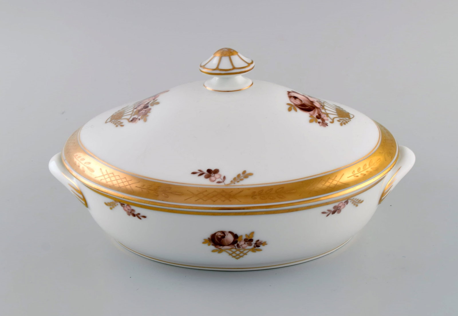 Royal Copenhagen Golden Basket lidded tureen in porcelain with flowers and gold decoration. Model - 3