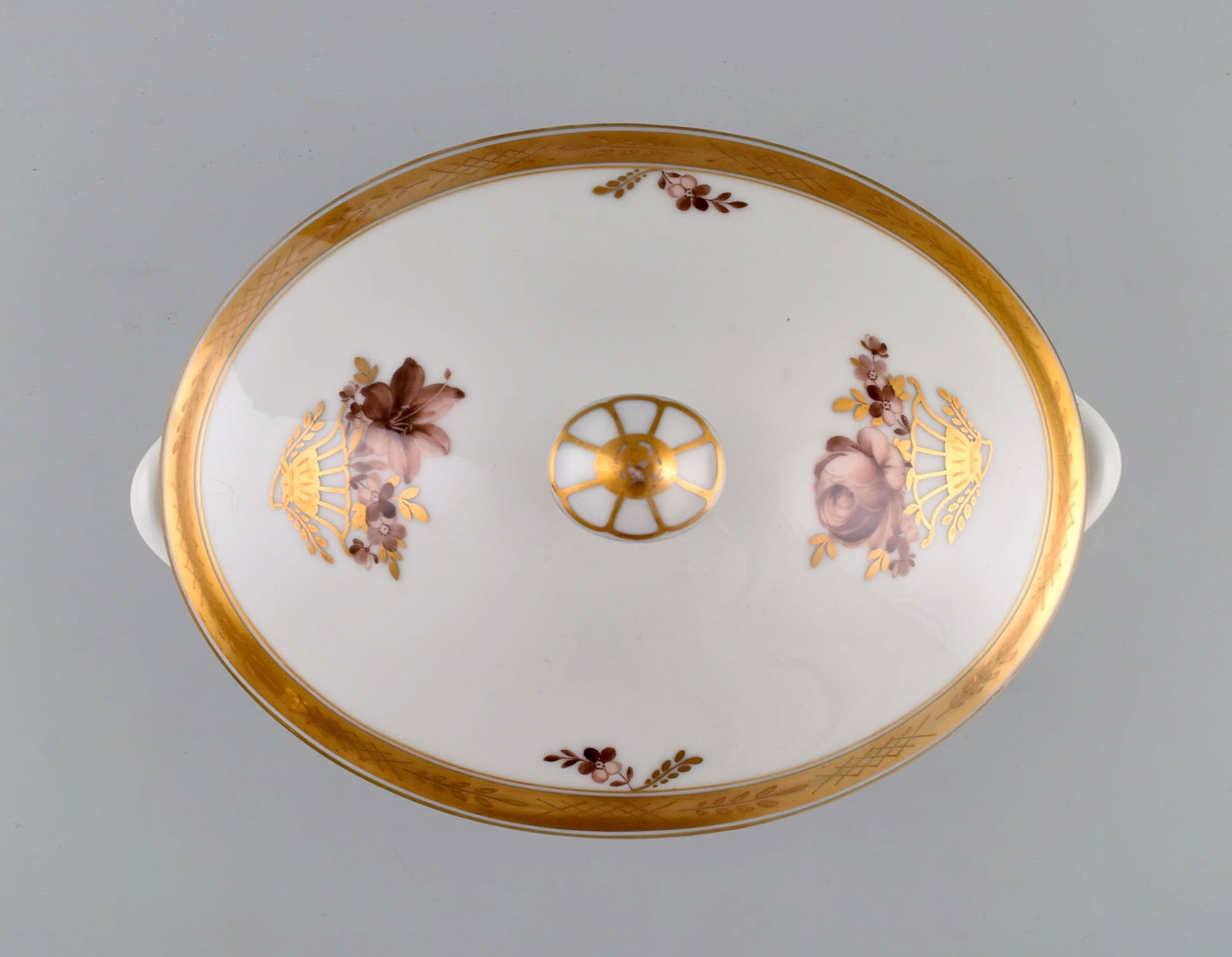 Royal Copenhagen Golden Basket lidded tureen in porcelain with flowers and gold decoration. Model - 4