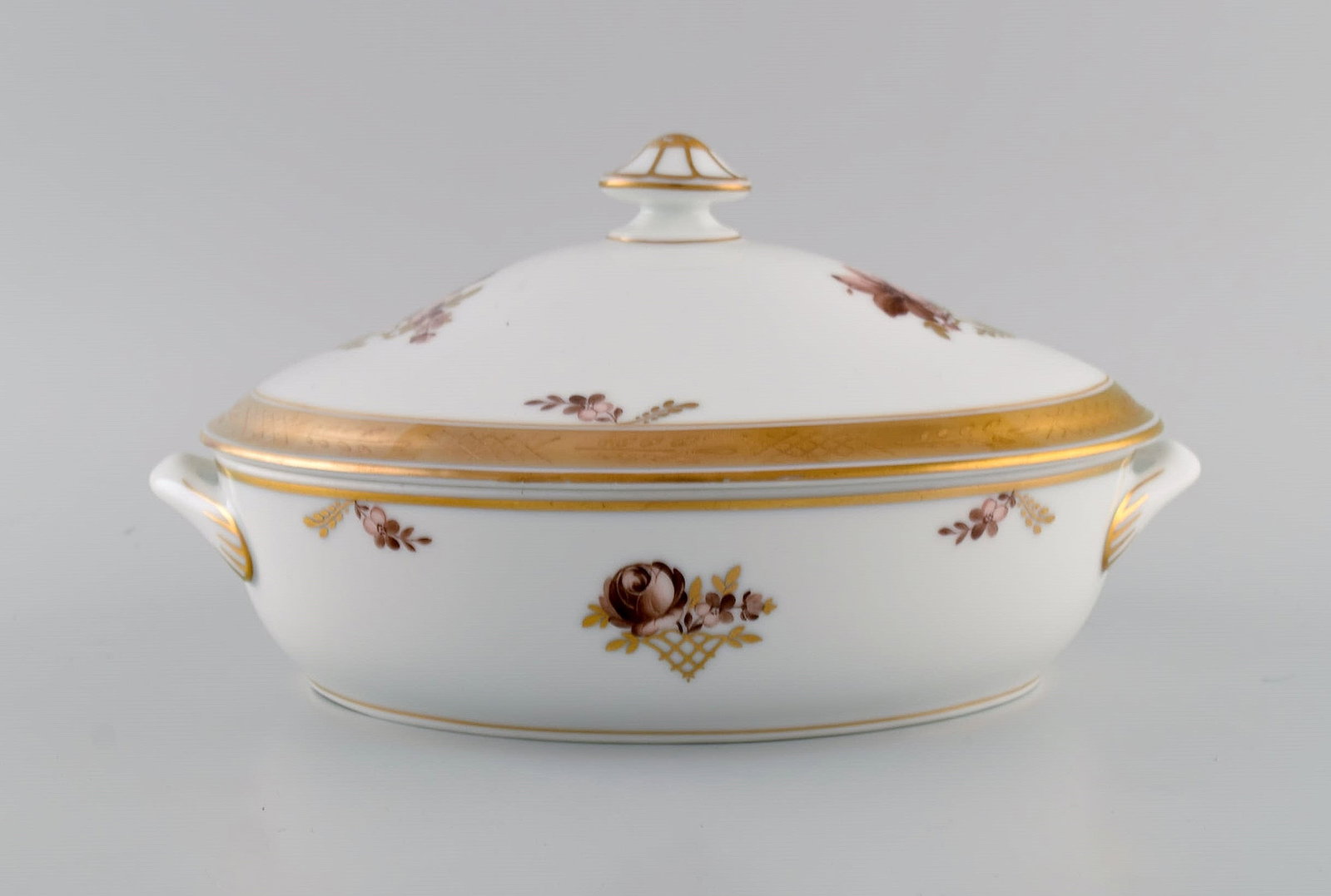Royal Copenhagen Golden Basket lidded tureen in porcelain with flowers and gold decoration. Model - 6