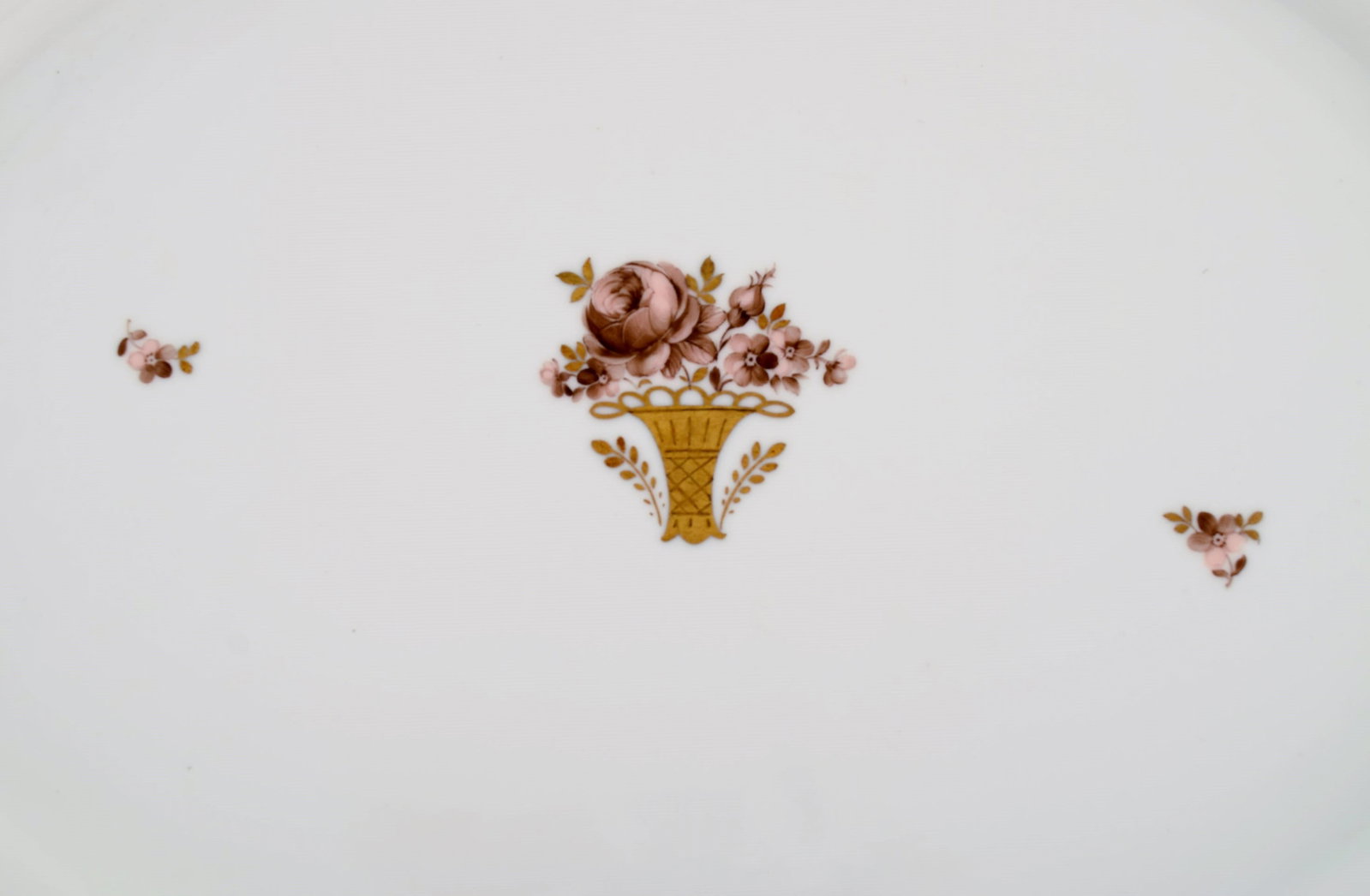 Large oval Royal Copenhagen Golden Basket serving dish in porcelain with flowers and gold - 3