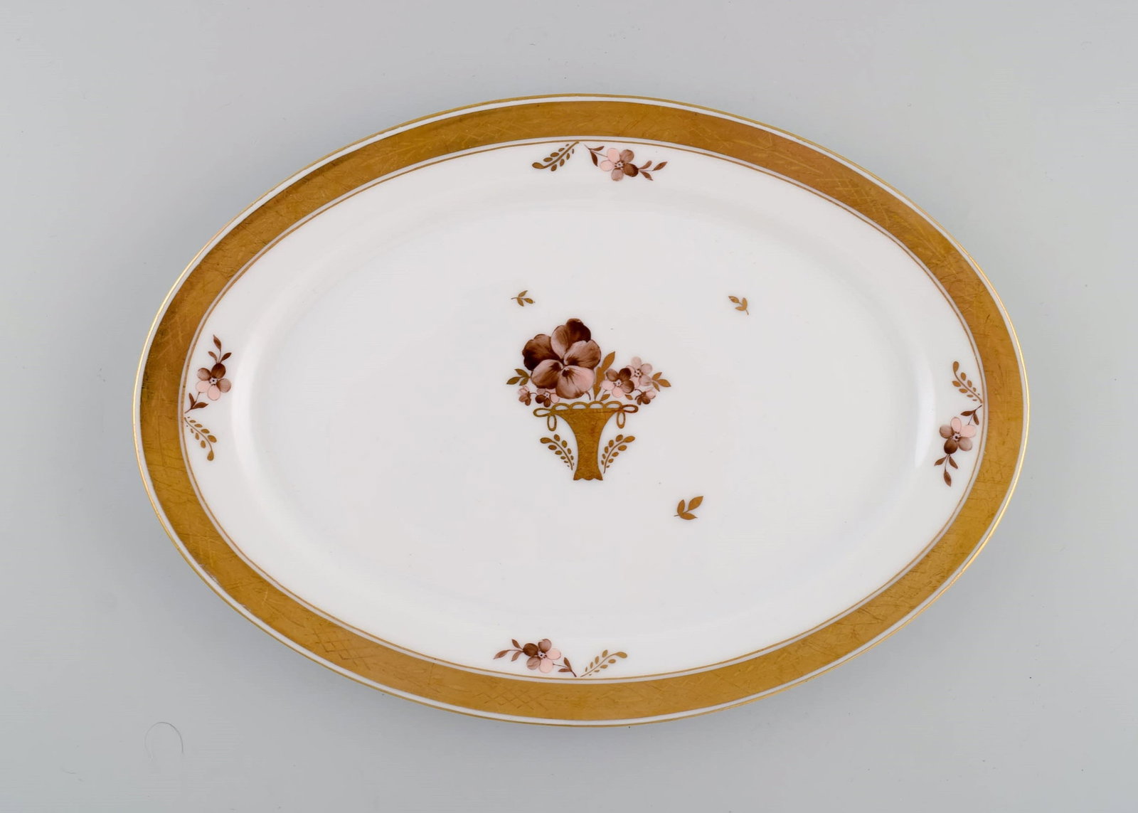 Oval Royal Copenhagen Golden Basket serving dish in porcelain with flowers and gold decoration.: Title: Oval Royal Copenhagen Golden Basket serving dish in porcelain with flowers and gold decoration. Model number 595/9008. Early 20th century. Description: Oval Royal Copenhagen Golden Basket