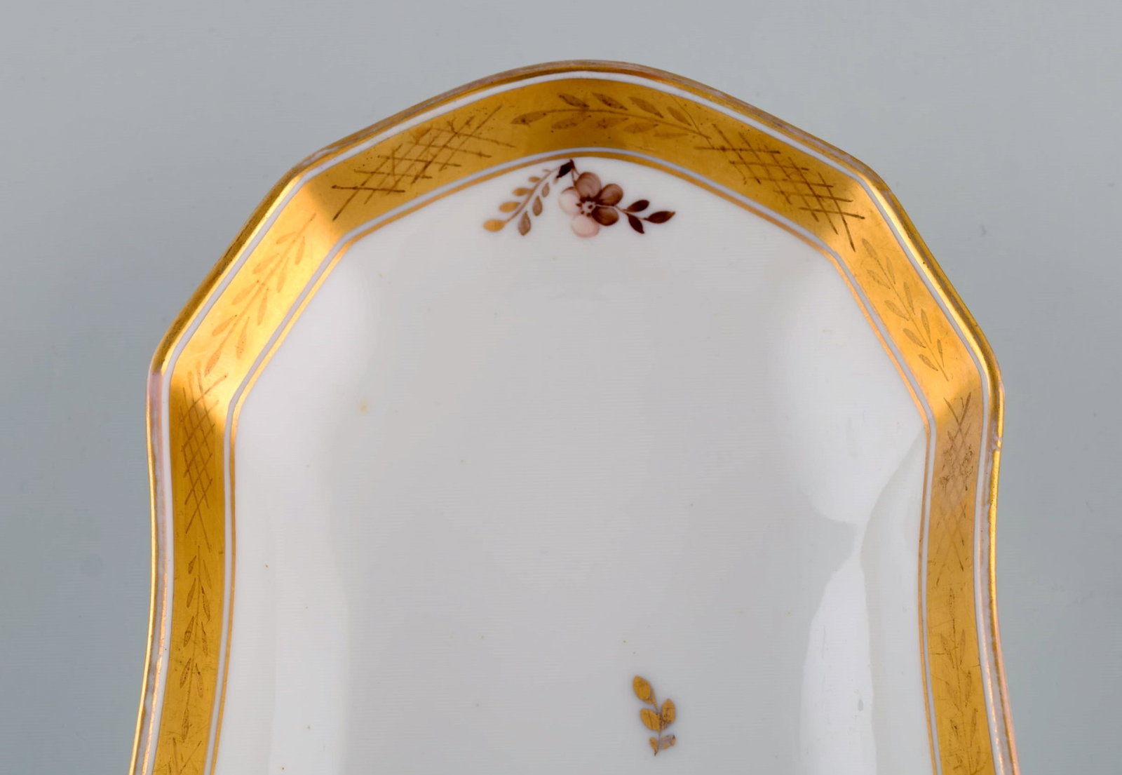 Oblong Royal Copenhagen Golden Basket serving dish in porcelain with flowers and gold decoration. - 4
