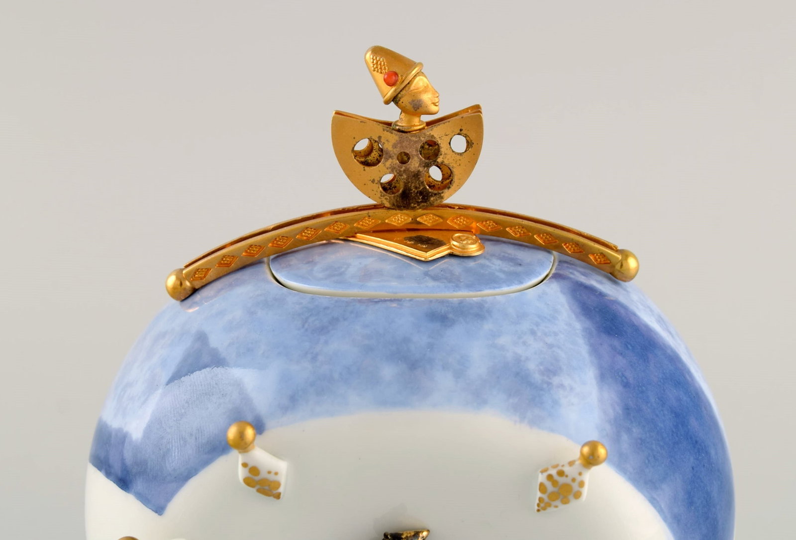 Silvia Klode (b. 1956) and Alfred Weber for Meissen. Surrealistic "Le jeune Harlekin" lidded vase in - 4