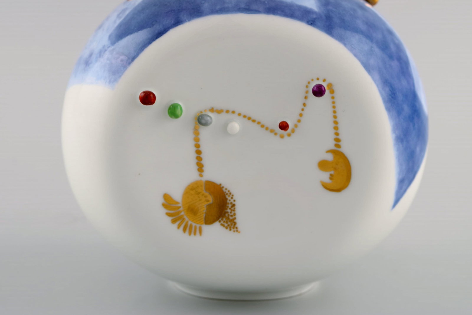 Silvia Klode (b. 1956) and Alfred Weber for Meissen. Surrealistic "Le jeune Harlekin" lidded vase in - 7