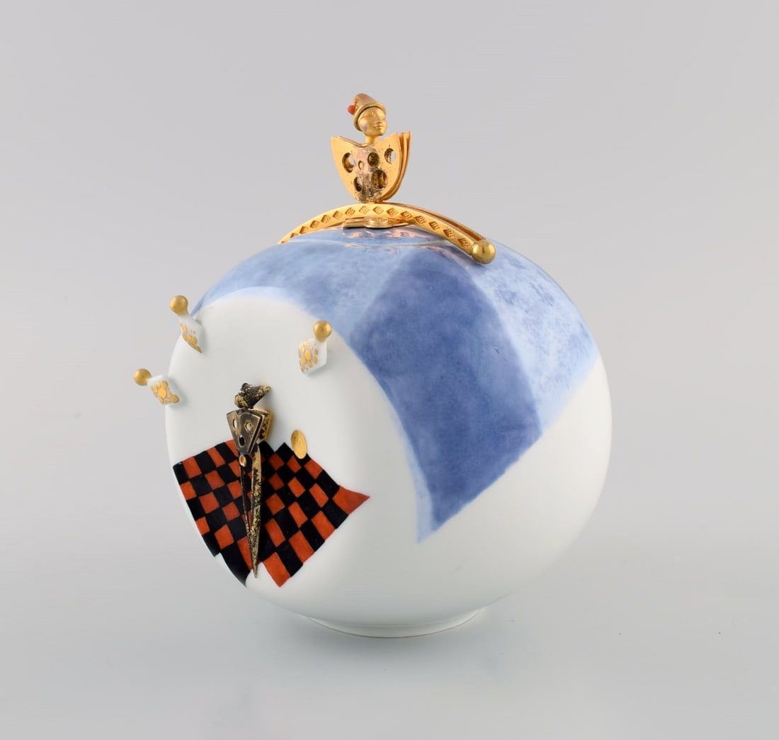 Silvia Klode (b. 1956) and Alfred Weber for Meissen. Surrealistic "Le jeune Harlekin" lidded vase in - 8
