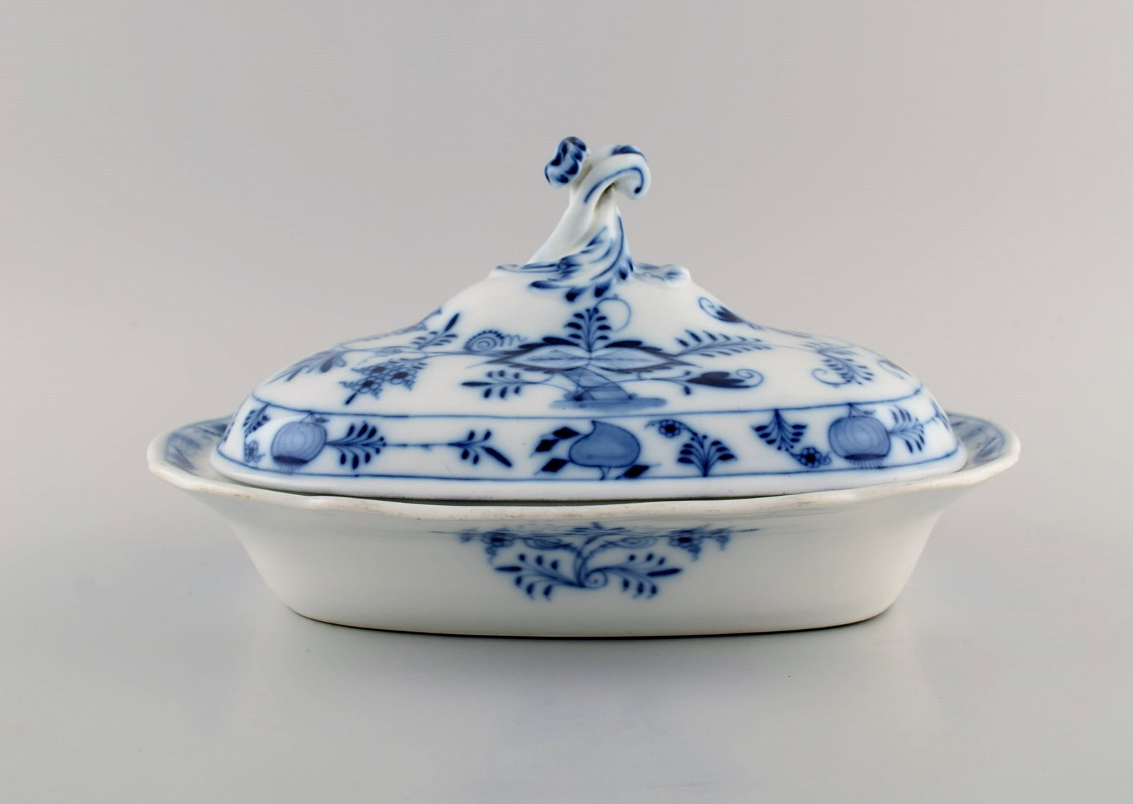 Antique Stadt Meissen Blue Onion lidded tureen in hand-painted porcelain. Early 20th century. (1 of 7)