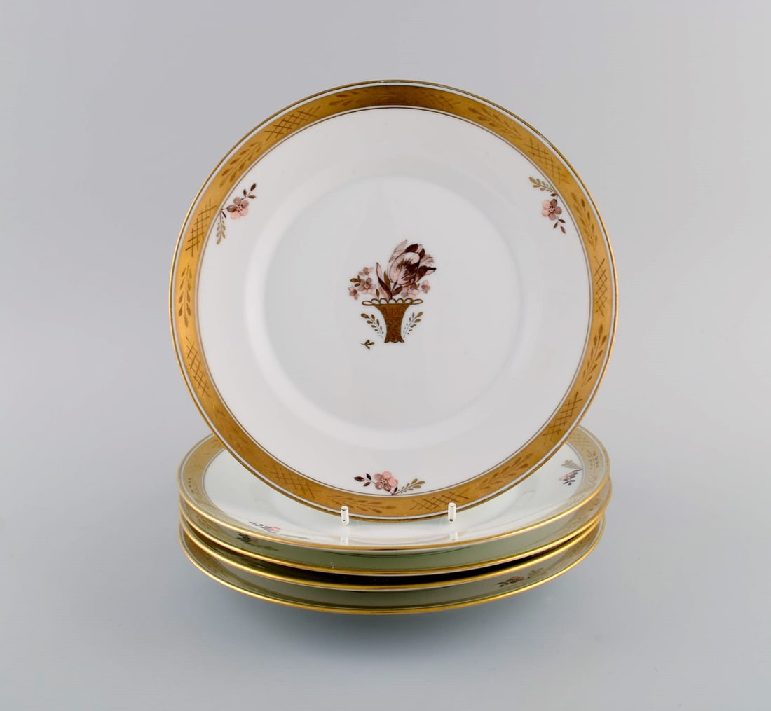 Five Royal Copenhagen Golden Basket plates in porcelain with flowers and gold decoration. Model - 2