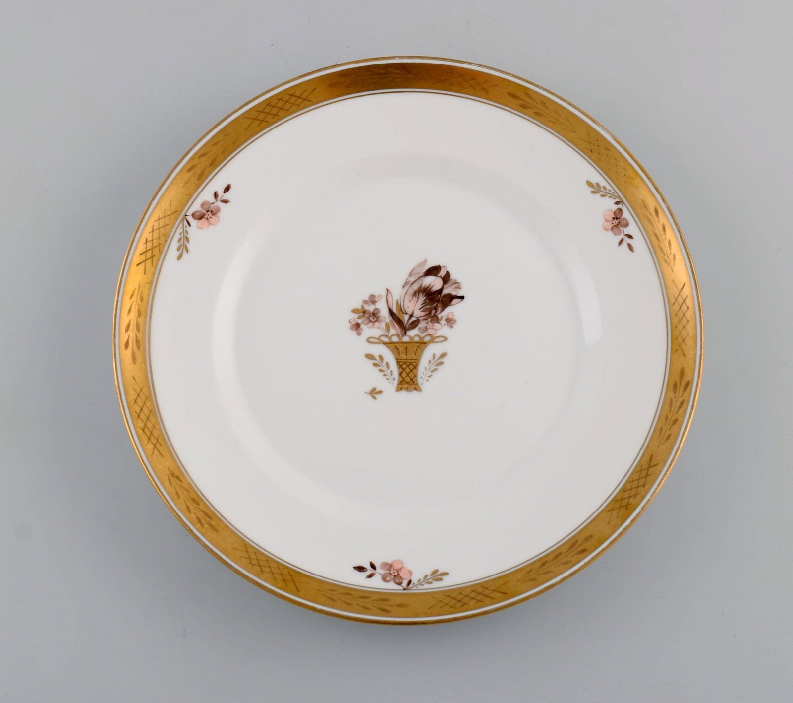 Five Royal Copenhagen Golden Basket plates in porcelain with flowers and gold decoration. Model - 3