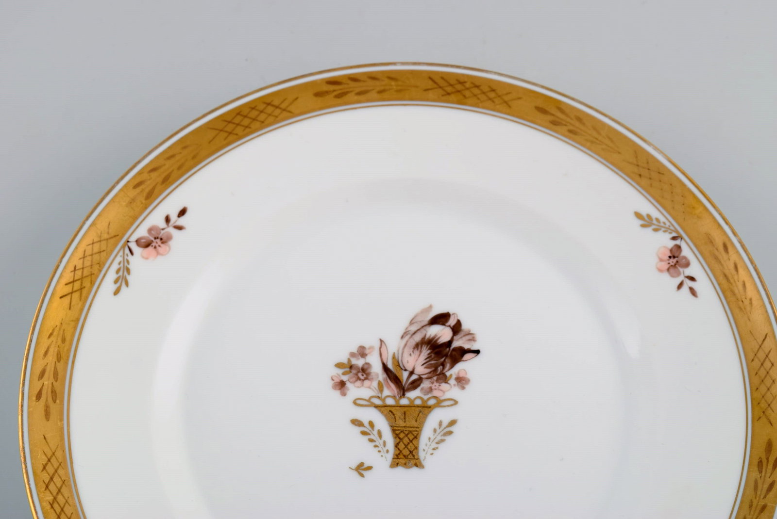 Five Royal Copenhagen Golden Basket plates in porcelain with flowers and gold decoration. Model - 4