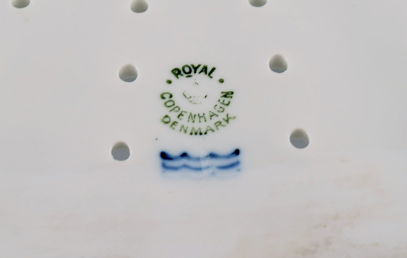 Large Royal Copenhagen fauna danica/flora danica porcelain fish strainer modeled with hand-painted - 7